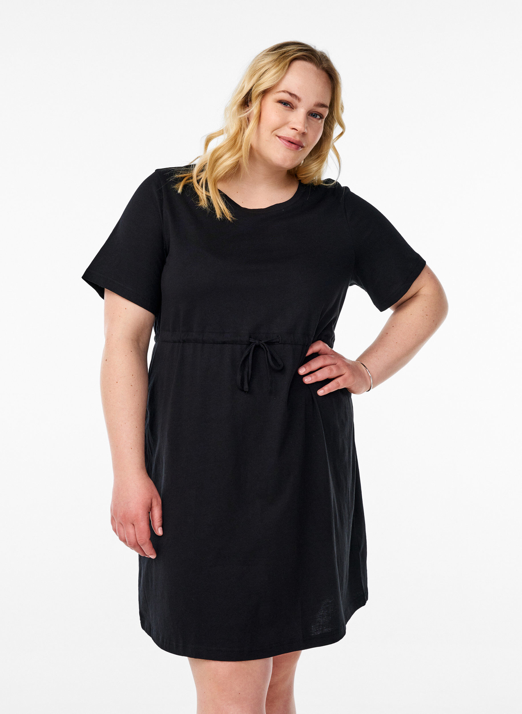 Zizzi FLASH &ndash; Kurzes T-Shirt-Kleid mit Bindeg&uuml;rtel, Schwarz, Model image number 0