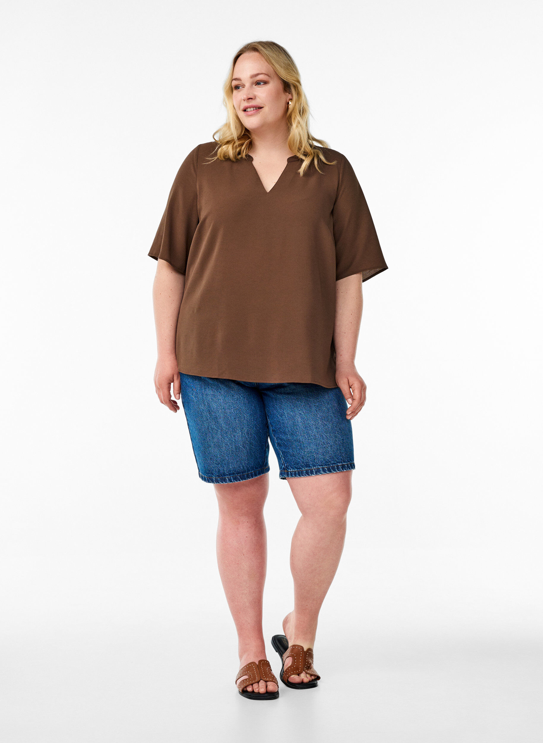 Zizzi Kurz&auml;rmlige Bluse mit V-Ausschnitt, Braun, Model image number 1