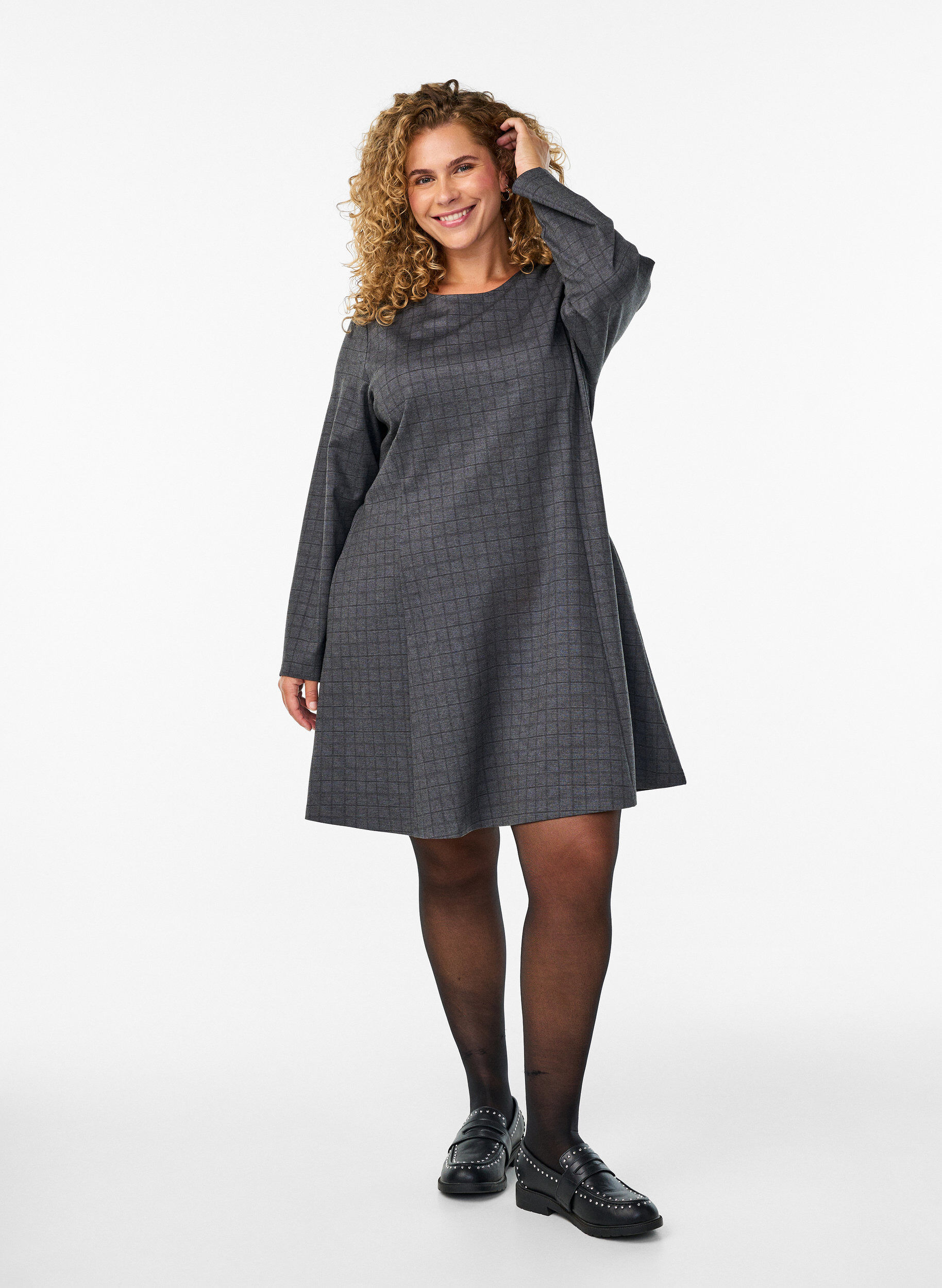 Zizzi Robe courte &agrave; carreaux et coupe &eacute;vas&eacute;e, Gris, Model image number 1