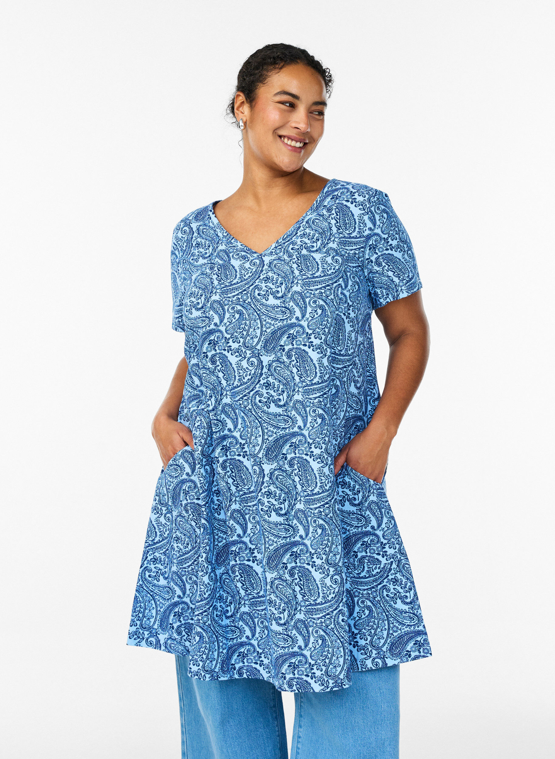 Zizzi Robe courte &eacute;vas&eacute;e avec imprim&eacute; cachemire, Bleu Clair, Model image number 0