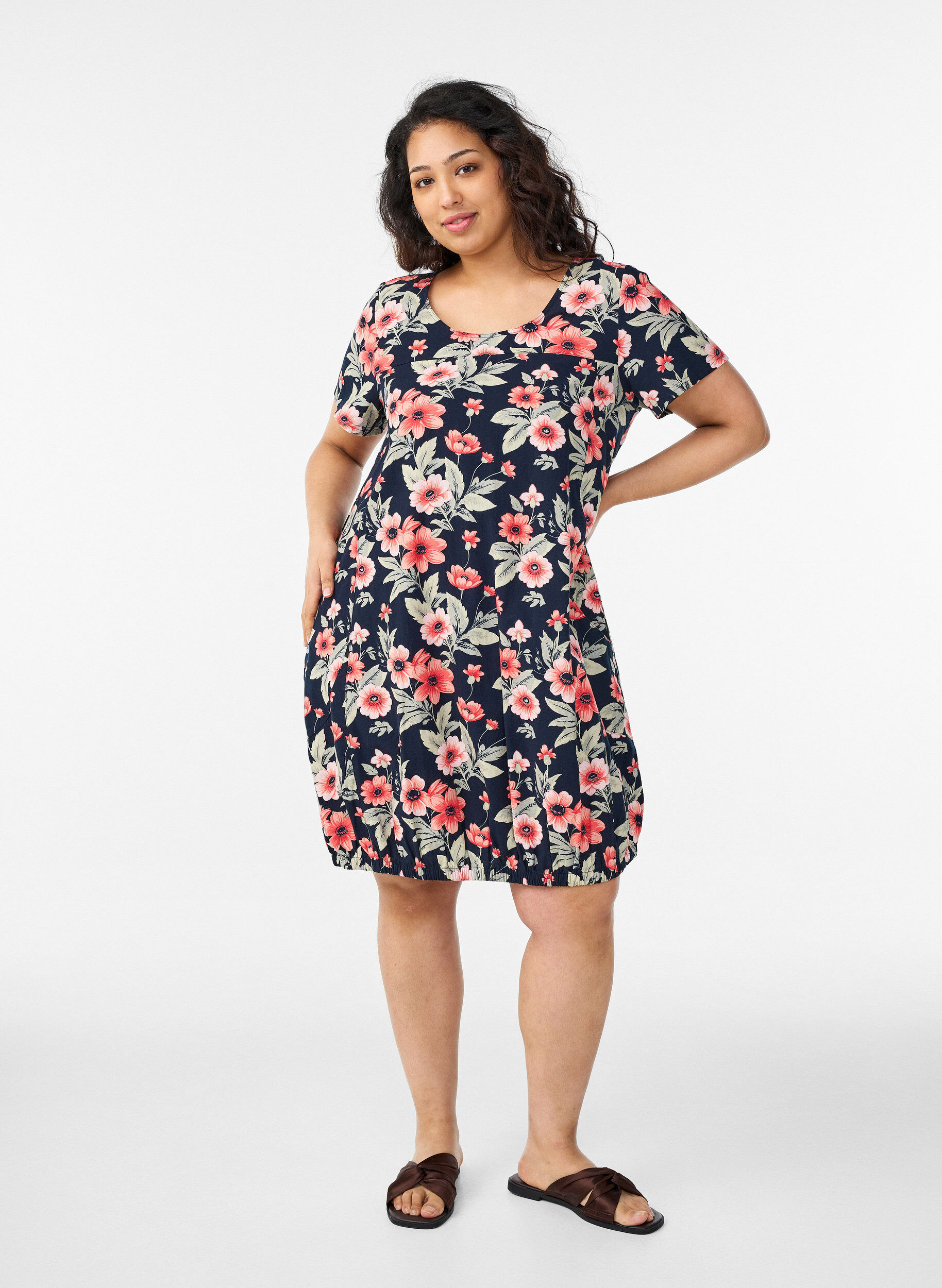 Zizzi Kurz&auml;rmliges Baumwollkleid mit Aufdruck, Blau, Model image number 1