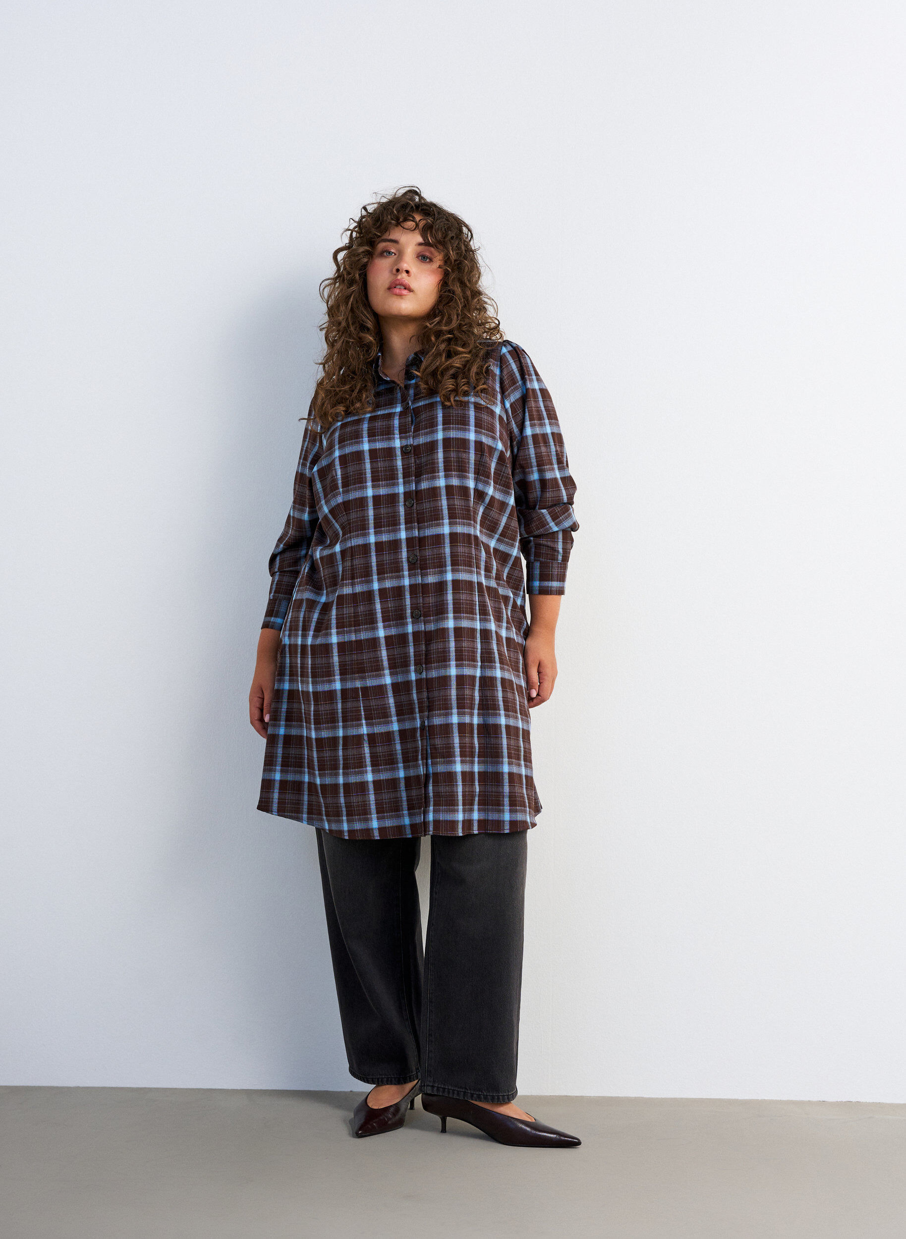 ZizziKnielanges Hemdblusenkleid mit Karomuster, Braun, Model image number 3
