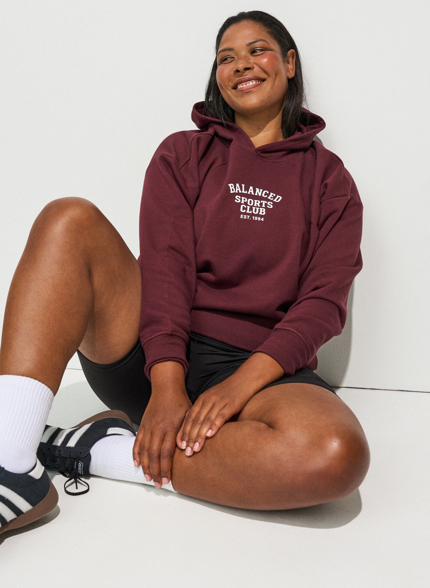 Sweat &agrave; capuche avec imprim&eacute; poitrine, Bordeaux, Model