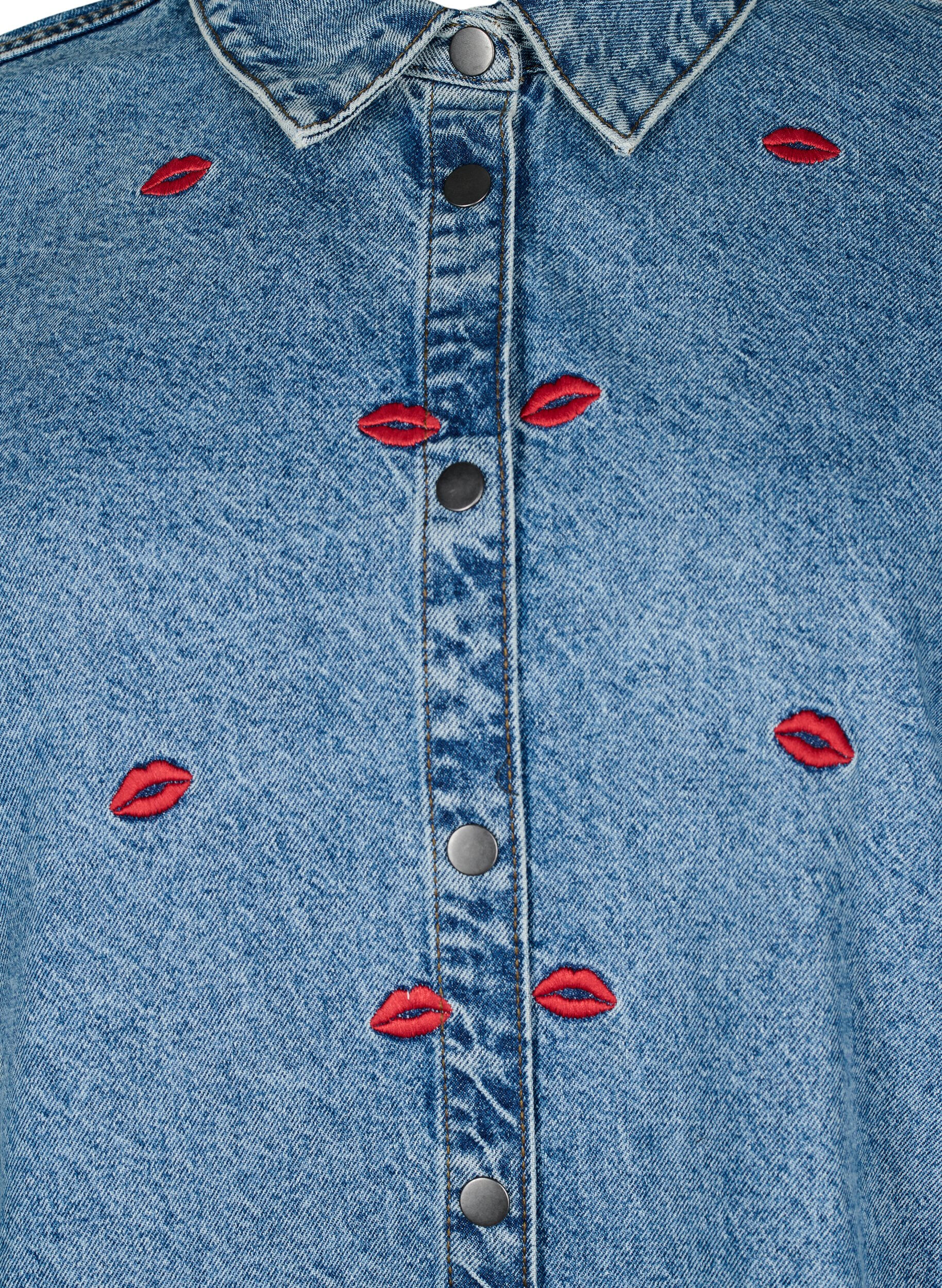 Zizzi Denimhemd mit lockerer Passform und aufgestickten Lippen, Light Blue Kiss, Packshot image number 2