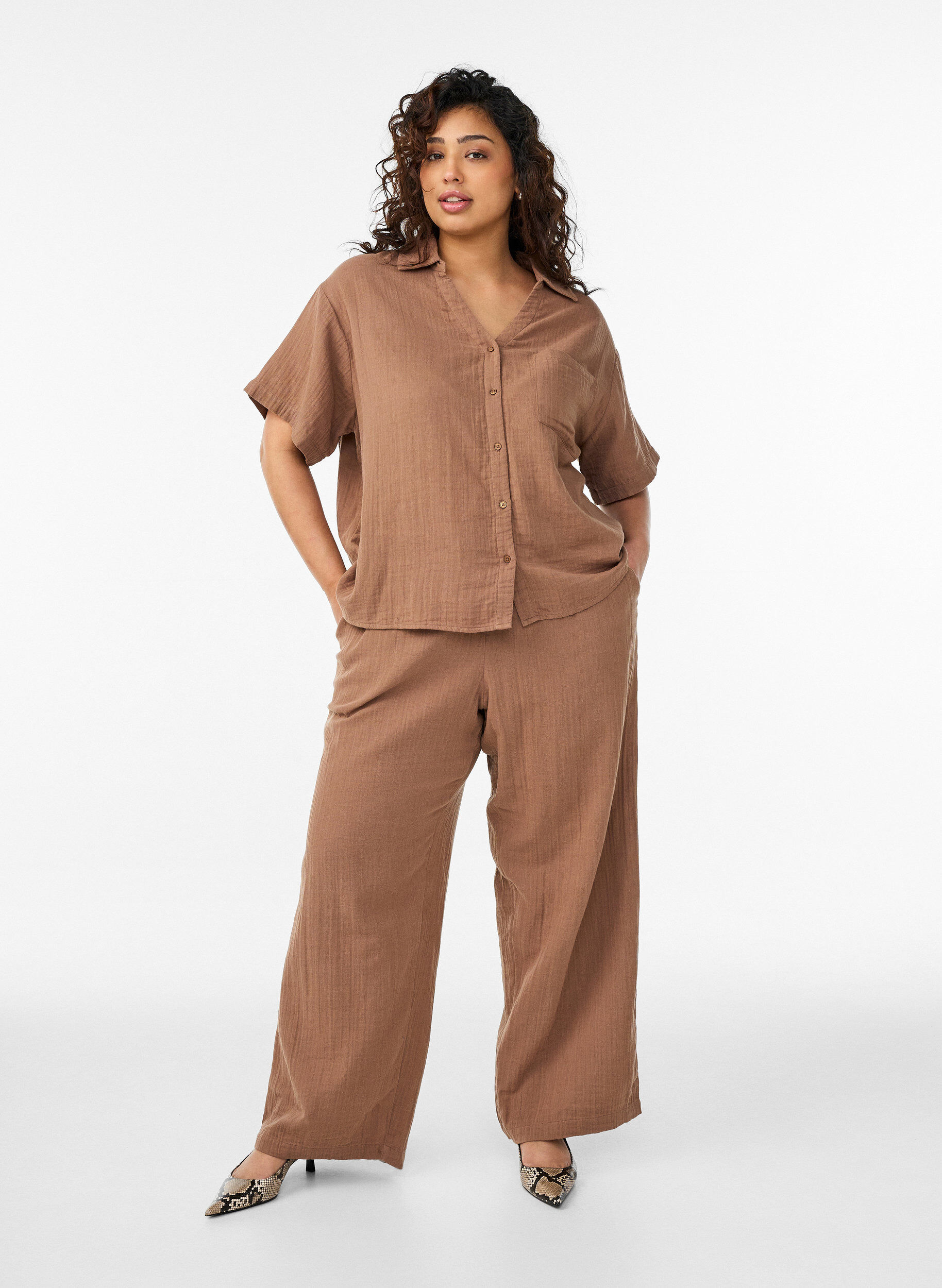 Hoch taillierte Hose aus Baumwoll-Musselin mit weitem Bein, Braun, Model