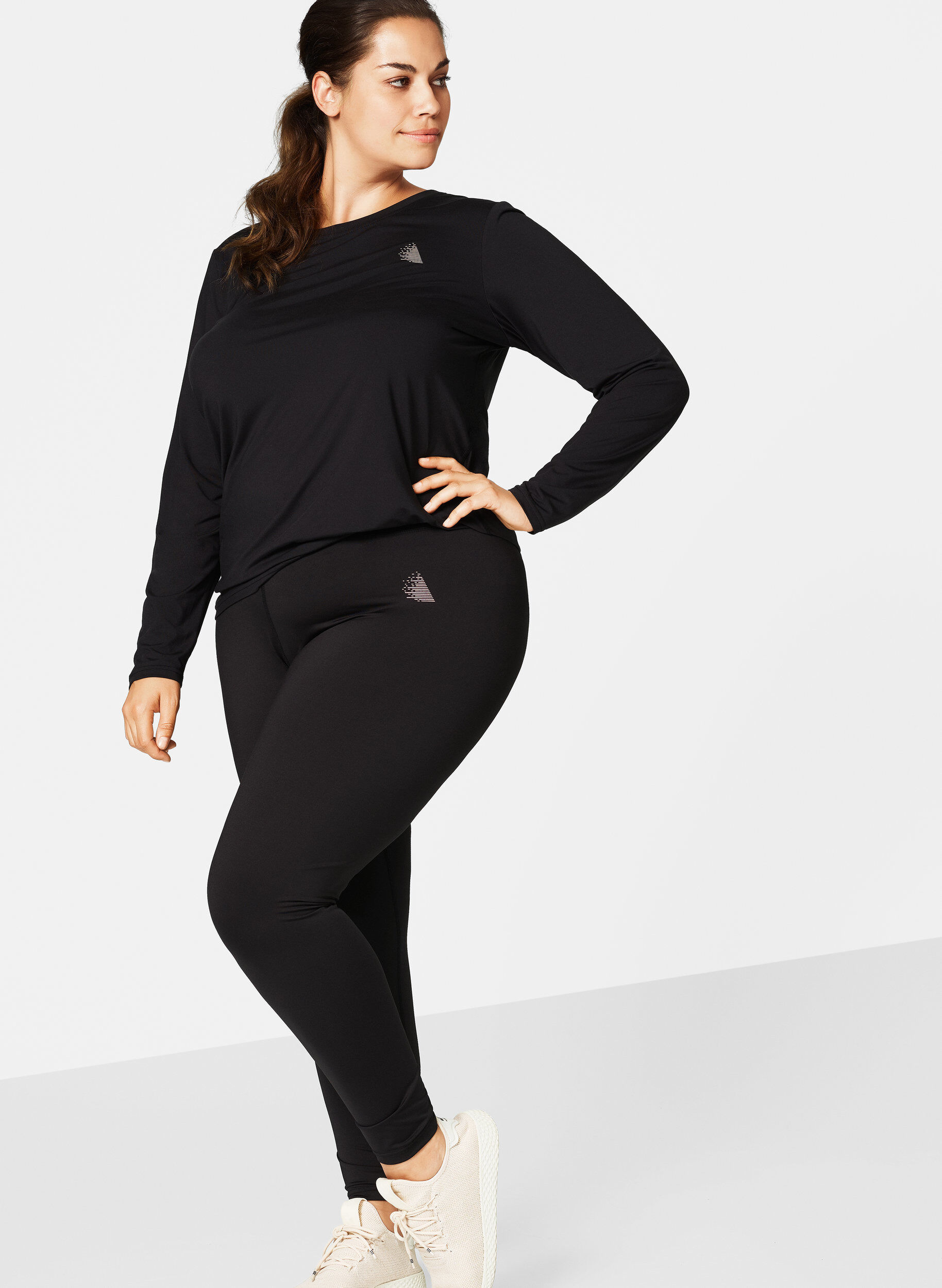 Zizzi Trainingsbluse mit langen &Auml;rmeln, Schwarz, Model image number 3