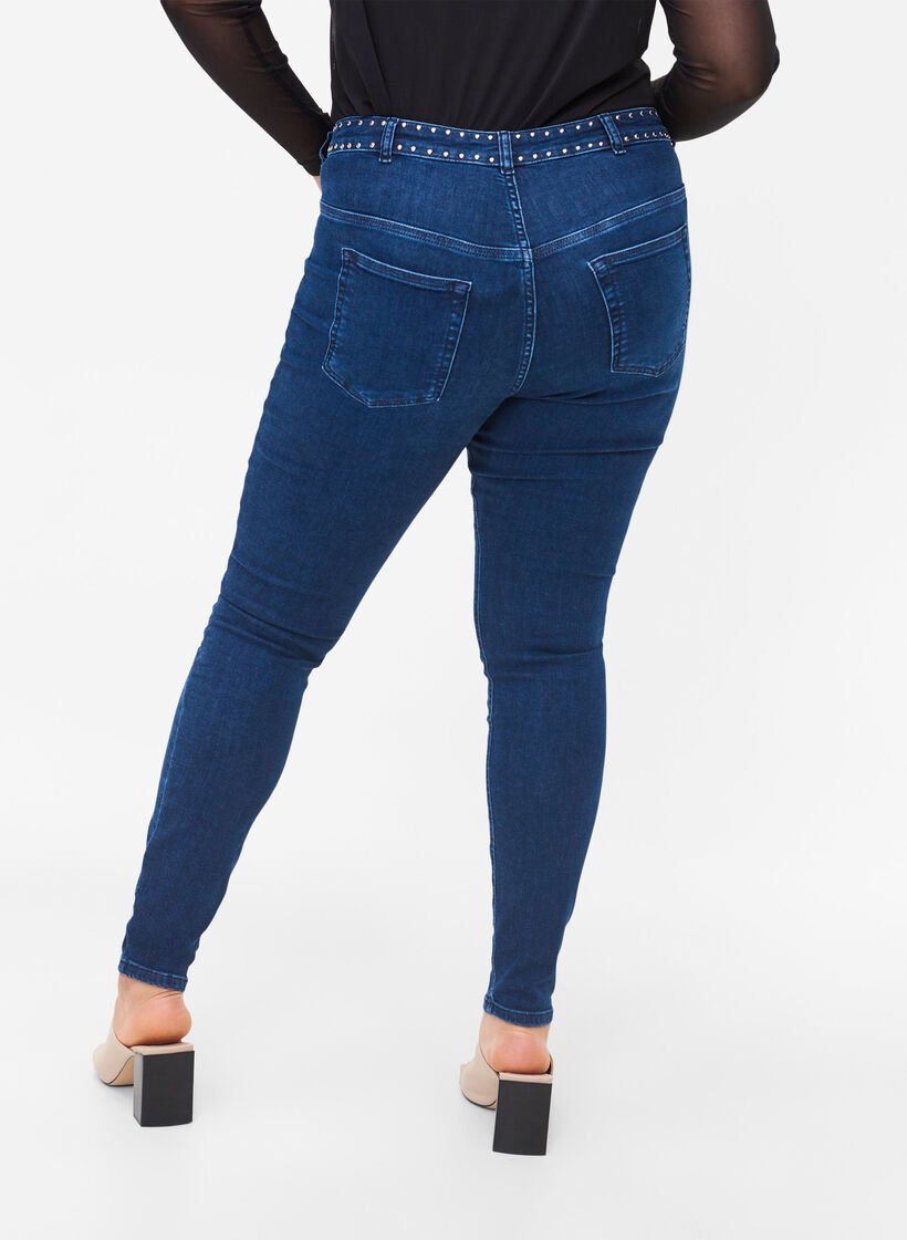 Super Slim Amy Jeans mit Nieten, Dark blue, Model image number 1
