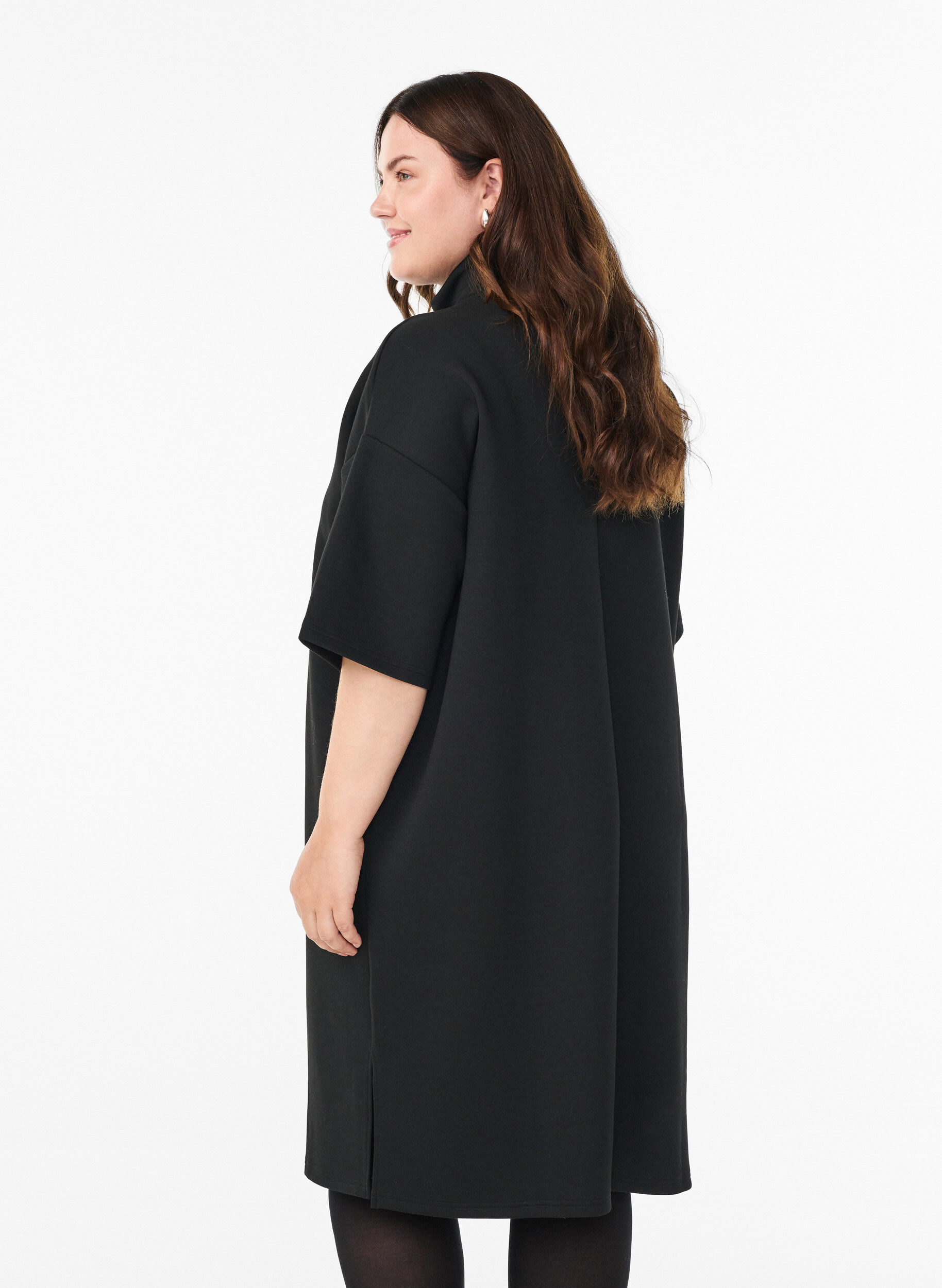 Zizzi Kurzes Sweatshirtkleid mit hohem Kragen und Rei&szlig;verschluss, Schwarz, Model image number 2