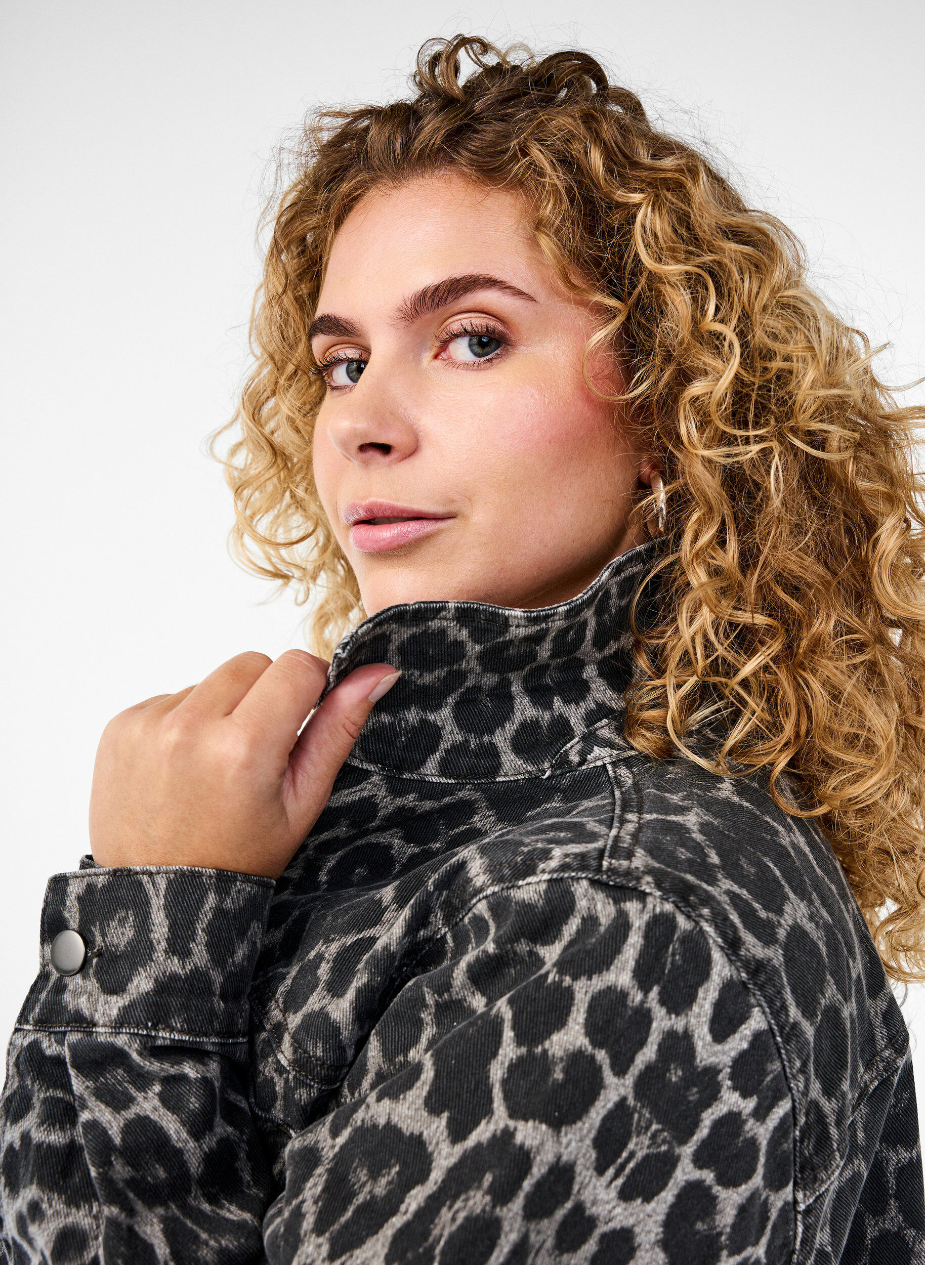 Zizzi Jeanshemd mit Leopardenmuster und Kn&ouml;pfen, Grau, Model image number 4