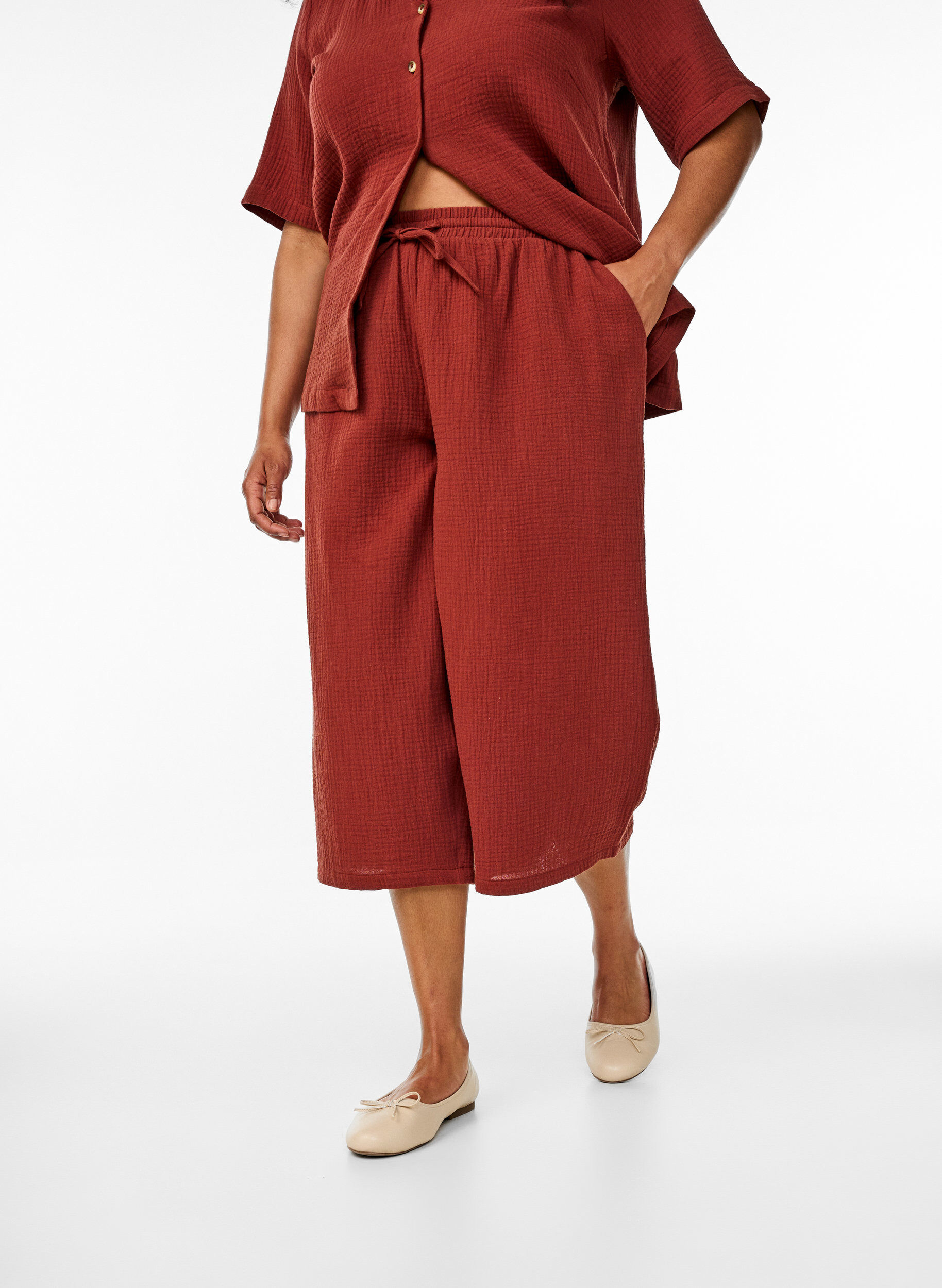 Zizzi Culotte-Hose aus Baumwollmusselin mit hohem Bund, Rot, Model image number 2