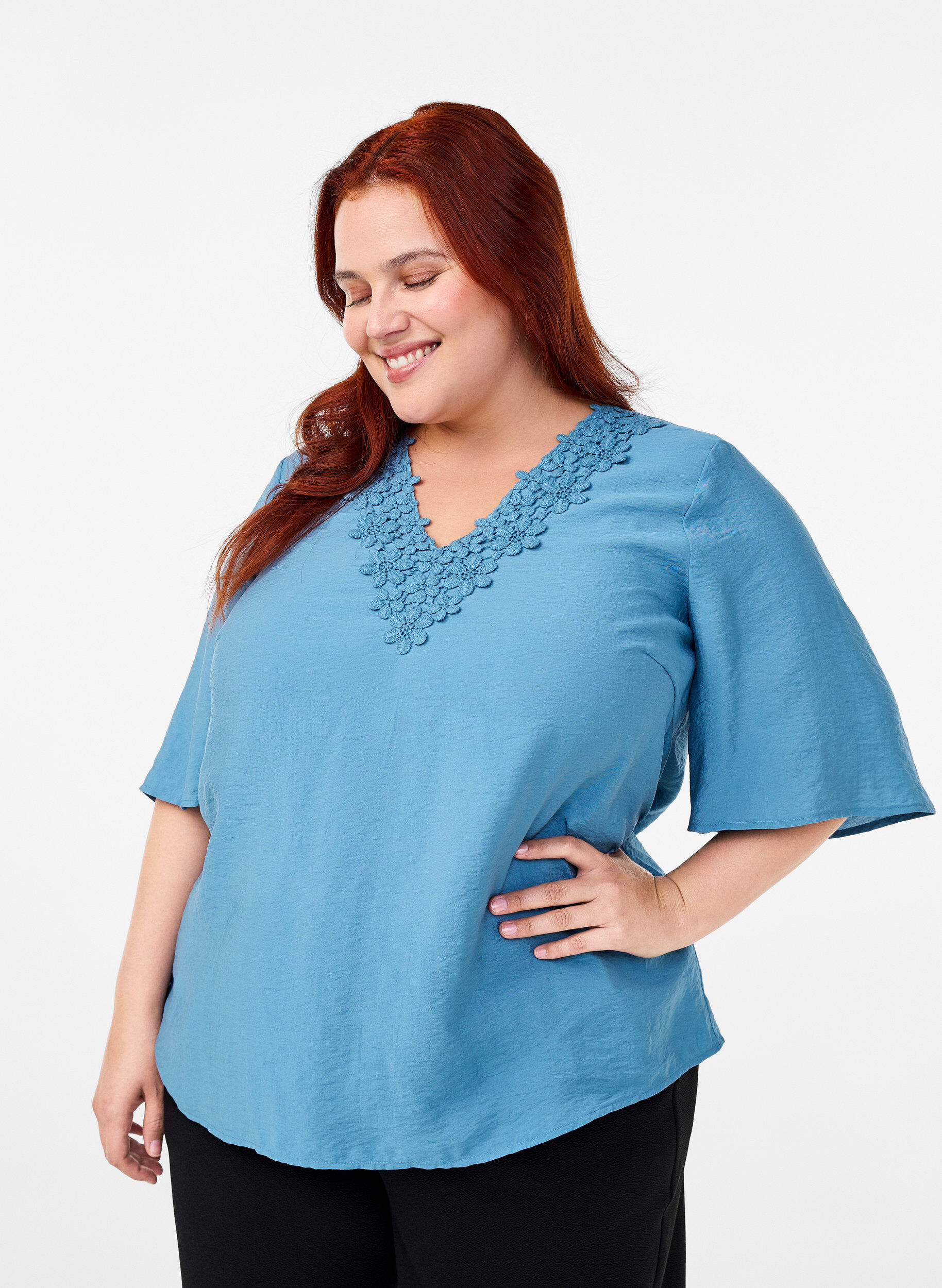 Viskose-Bluse mit V-Ausschnitt und Stickdetail, Blau, Model