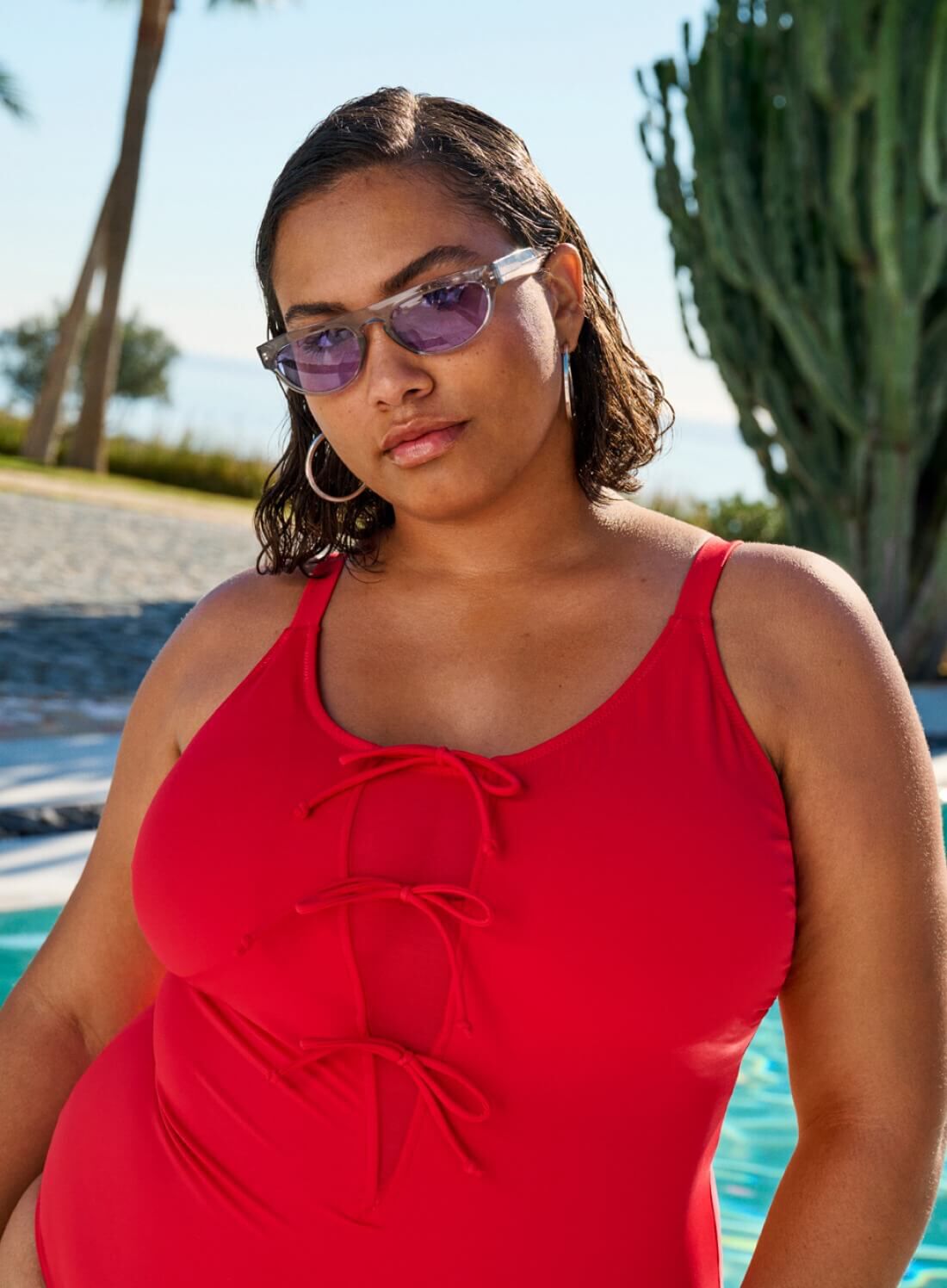 Zizzi Maillot de bain rouge avec n&oelig;uds, , Model