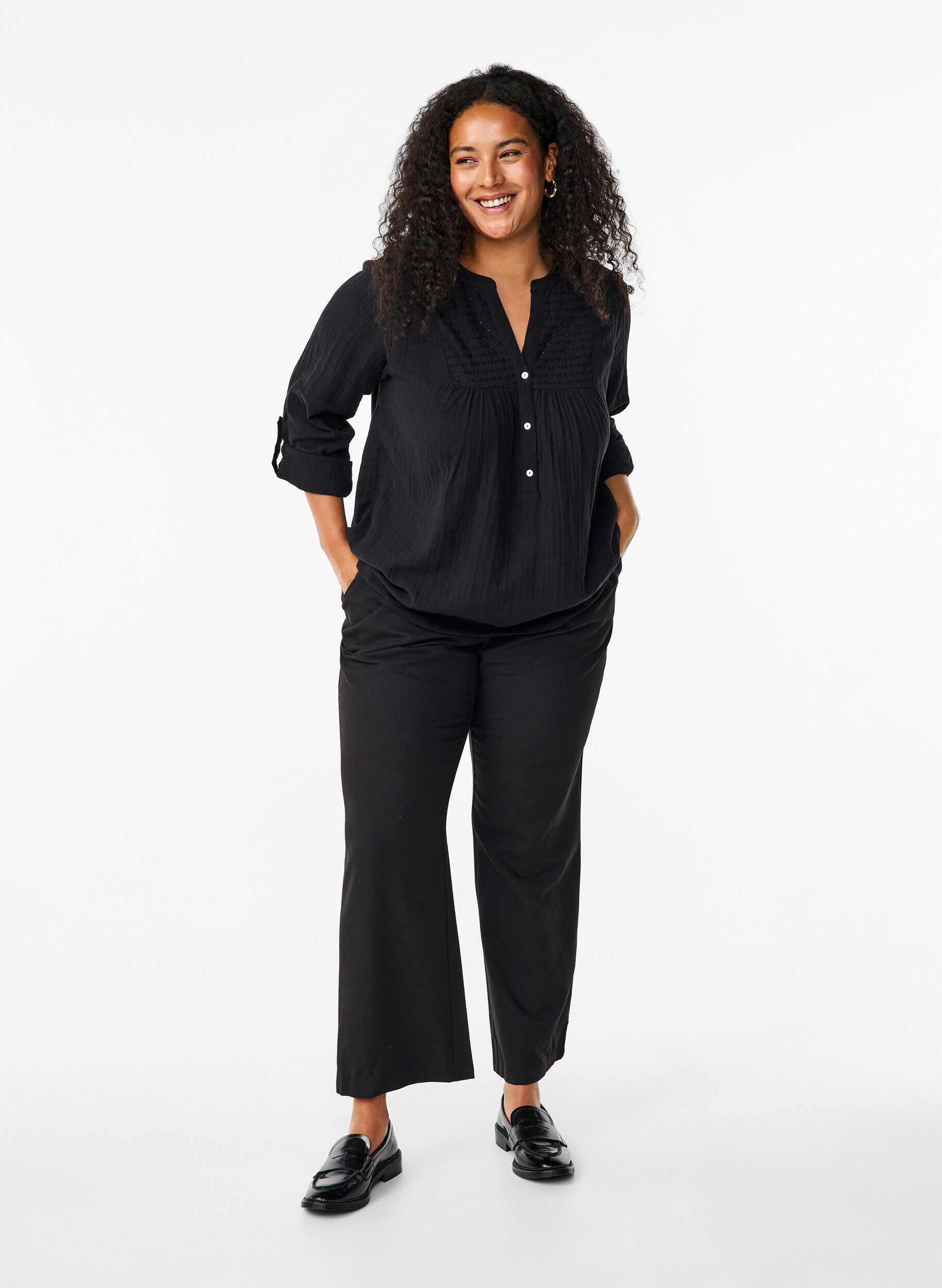 Zizzi  Baumwollbluse mit Lochstickerei und 3/4-&Auml;rmeln, Black, Model image number 2