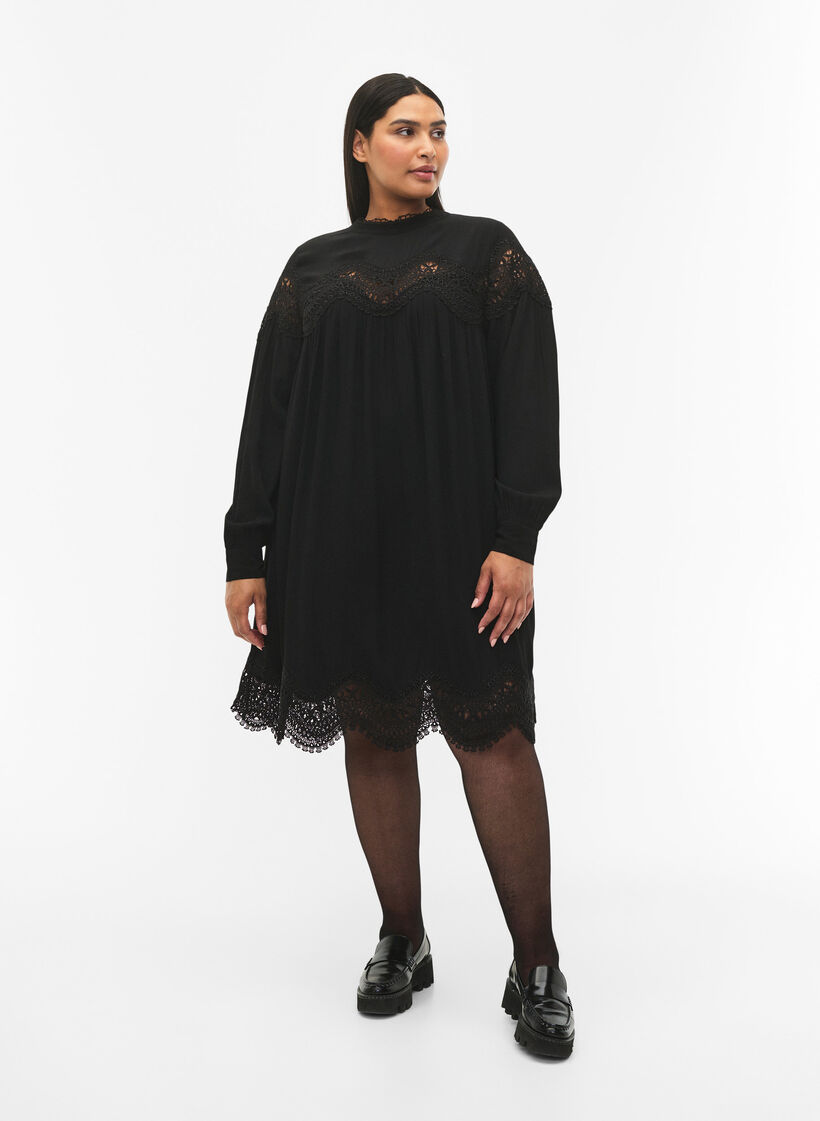 Robe en viscose avec ornements brod&eacute;s, Black, Model image number 3