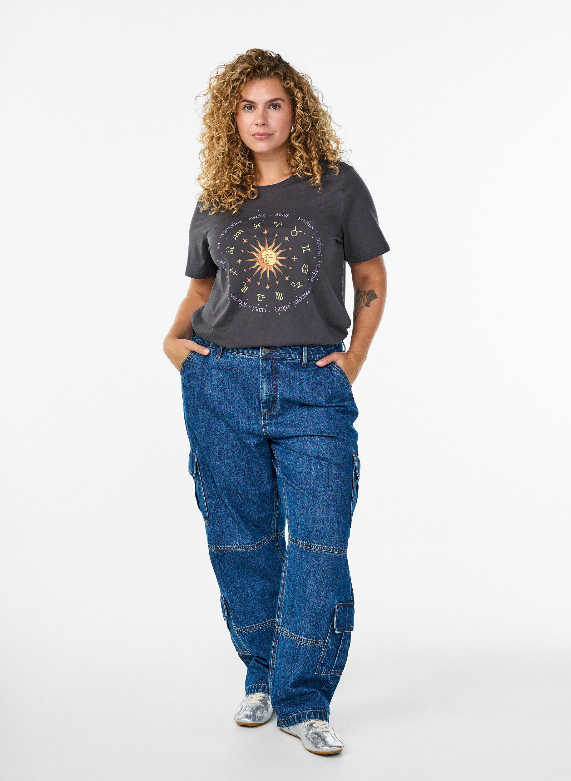 Zizzi T-shirt en coton avec imprim&eacute; sur le devant, Gris anthracite, Model image number 1