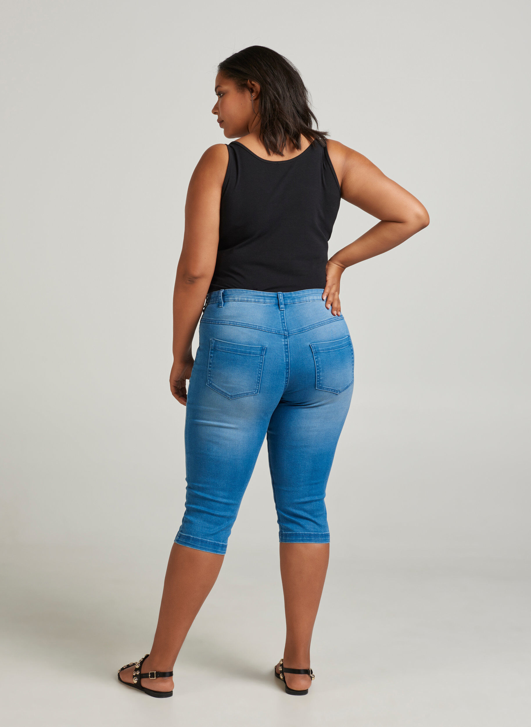Zizzi Slim Fit Emily Capri Jeans, Blau, Model image number 2