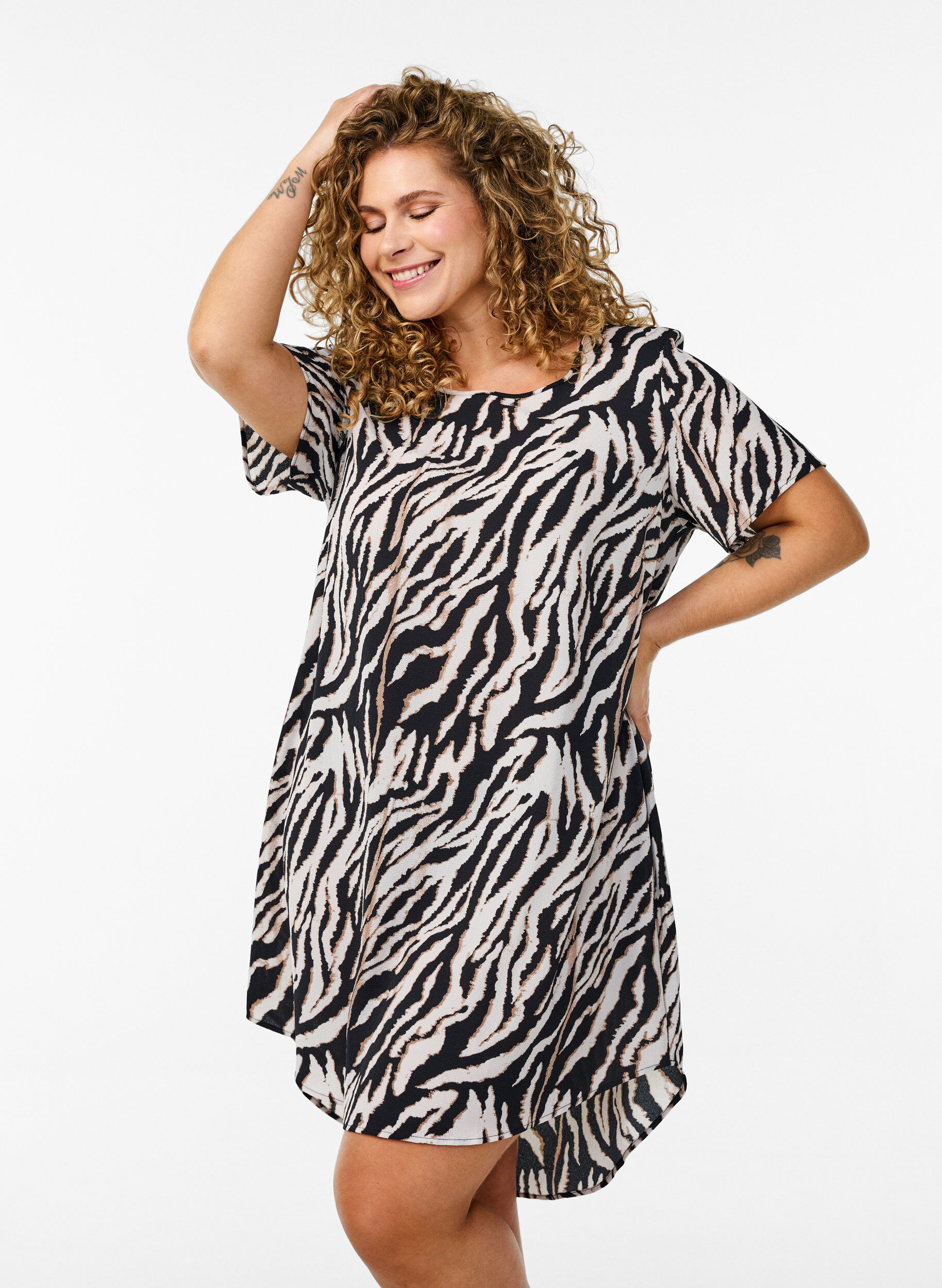 Zizzi Kleid mit Aufdruck und kurzen &Auml;rmeln, Schwarz, Model image number 0