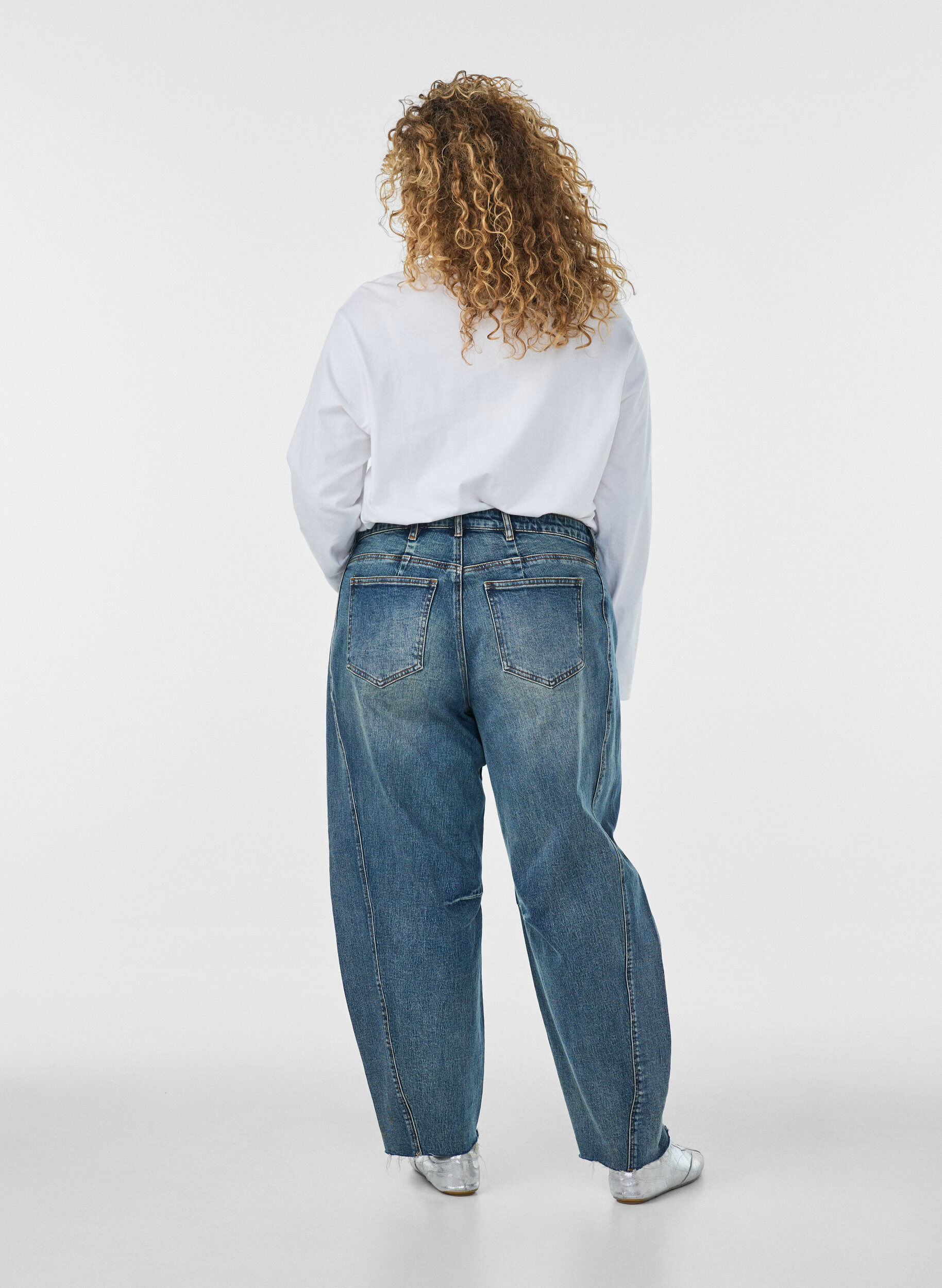ZizziBarrel Fit Jeans mit Used-Waschung, Blau, Model image number 1