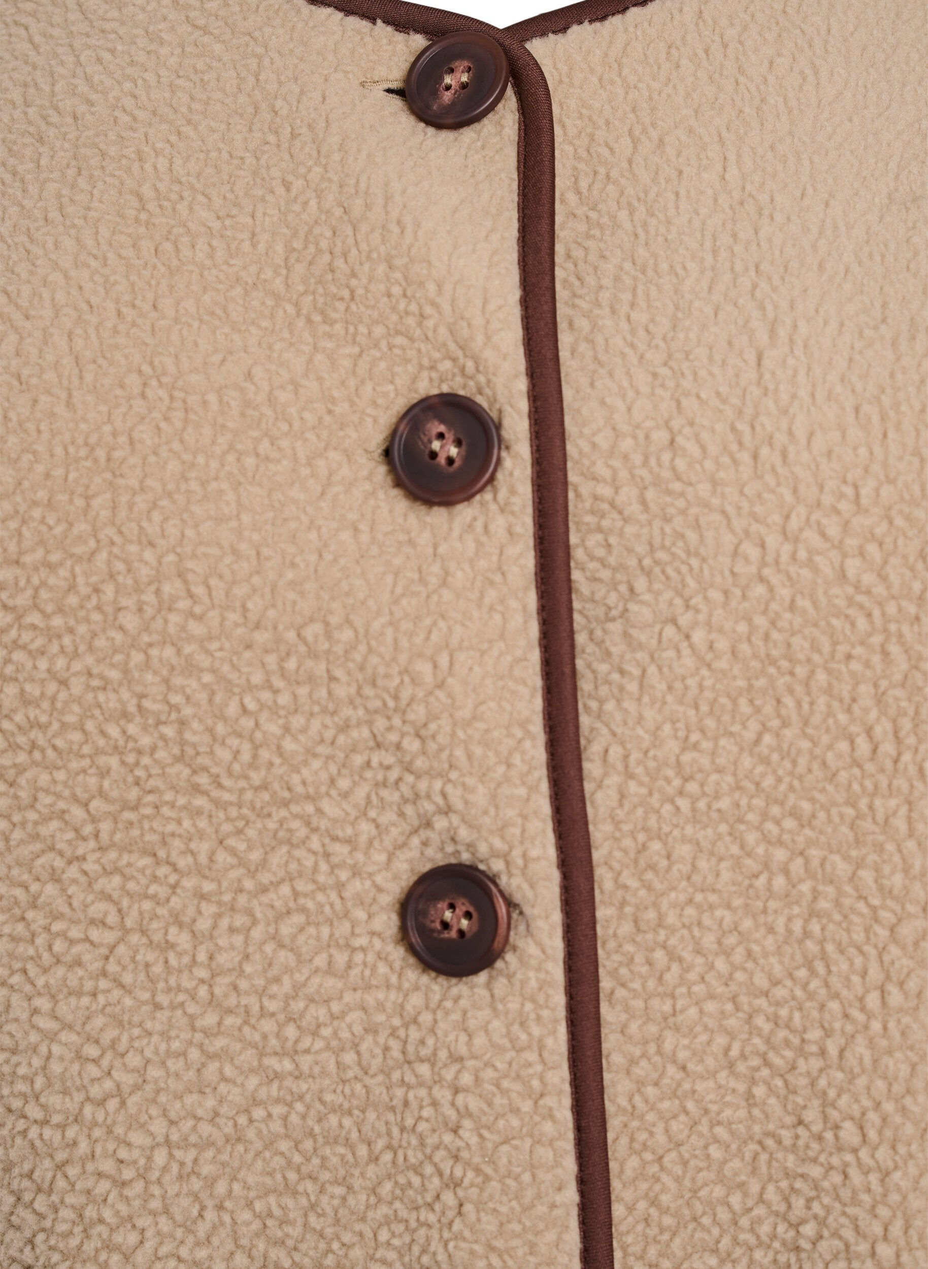 Zizzi Veste sans manches en teddy avec finitions contrast&eacute;es, Beige, Packshot image number 2