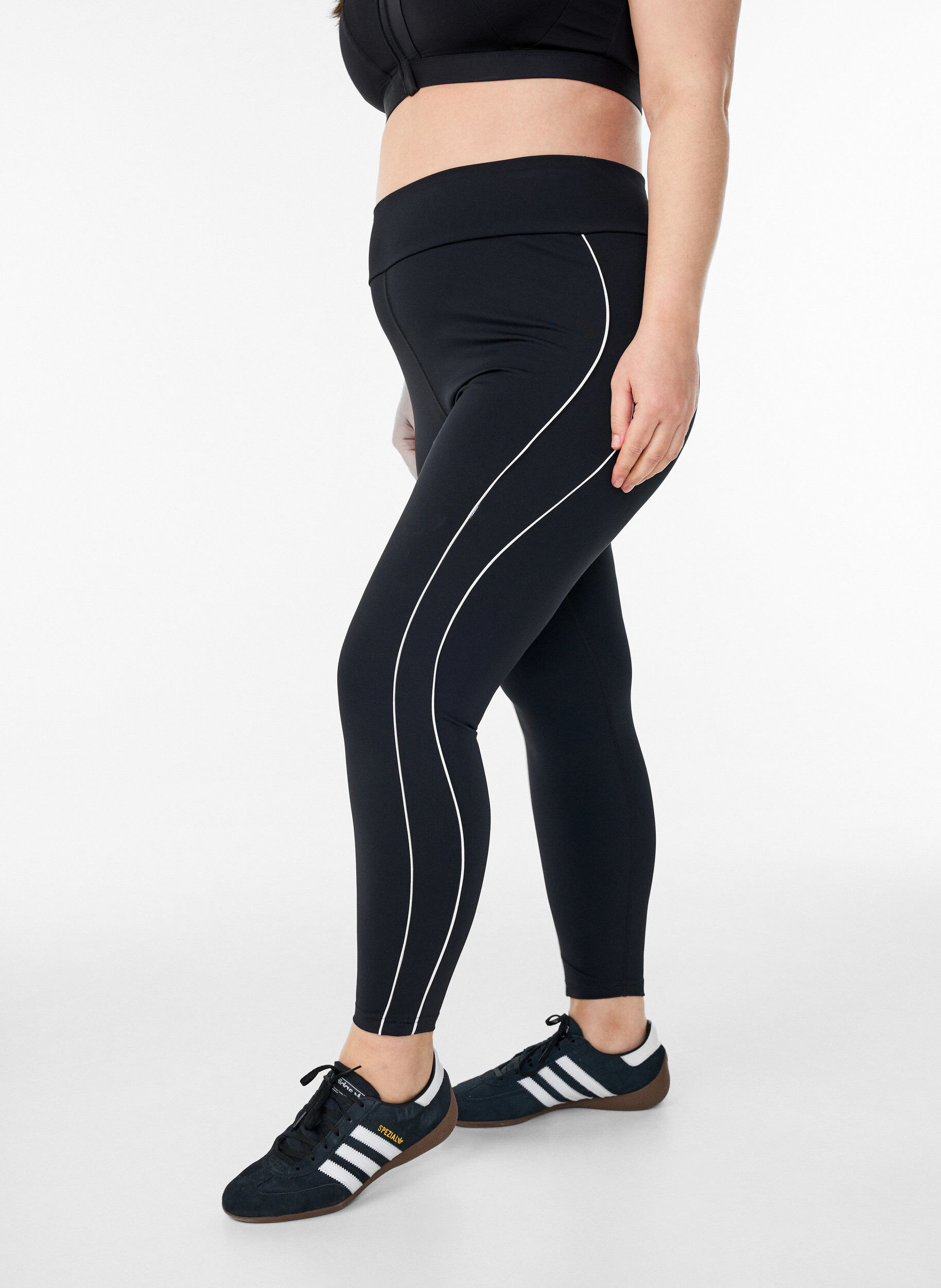 Zizzi Legging de training 7/8 avec passepoil contrastant, Noir, Model image number 0