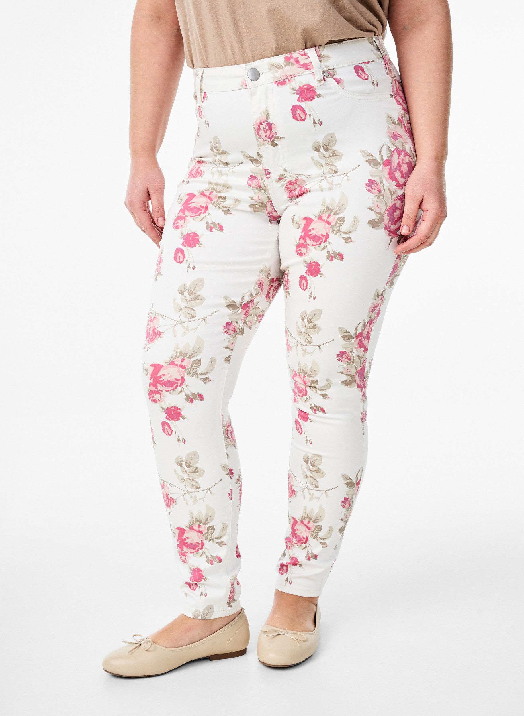 Zizzi Jean Amy super slim avec un imprim&eacute; floral, Vanille, Model image number 2