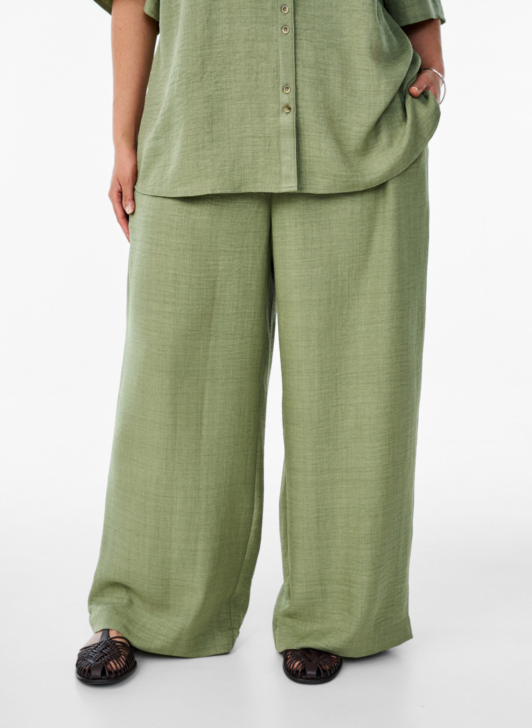 Zizzi Pantalon ample avec ceinture &eacute;lastique et poches, Vert, Model image number 2