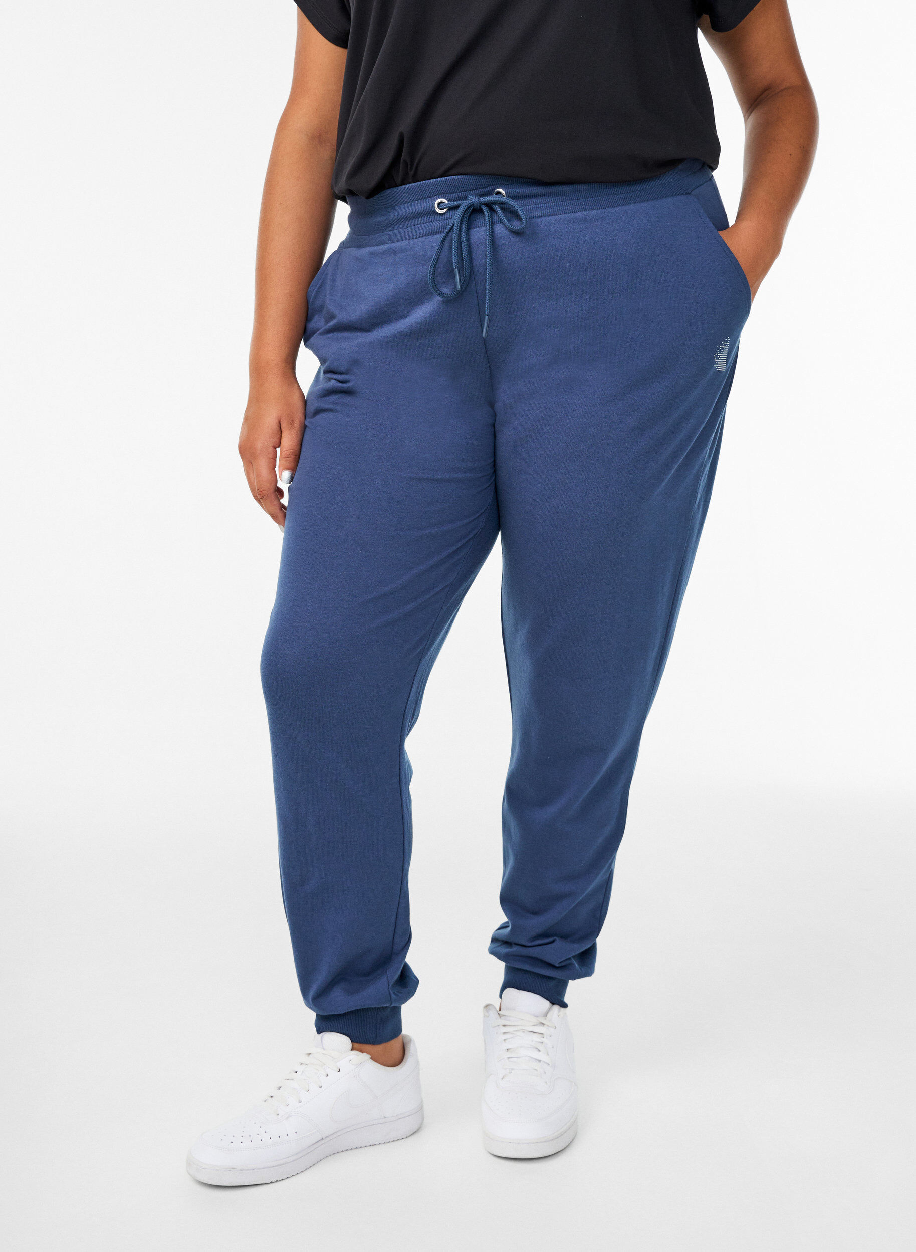 Zizzi Pantalon de sport ample avec des poches, Bleu, Model image number 2