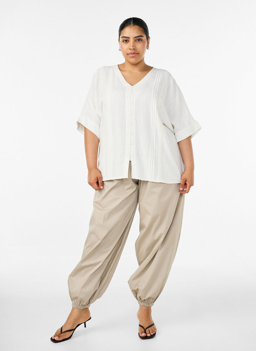 Viskosebluse mit Crochet-Besatz und Kn&ouml;pfen, Vanille, Model image number 1