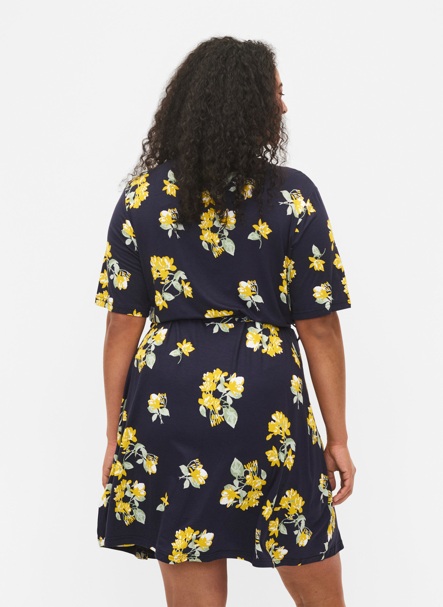 Zizzi Robe portefeuille en viscose &agrave; manches courtes, Night Sky AOP Flower, Model image number 1