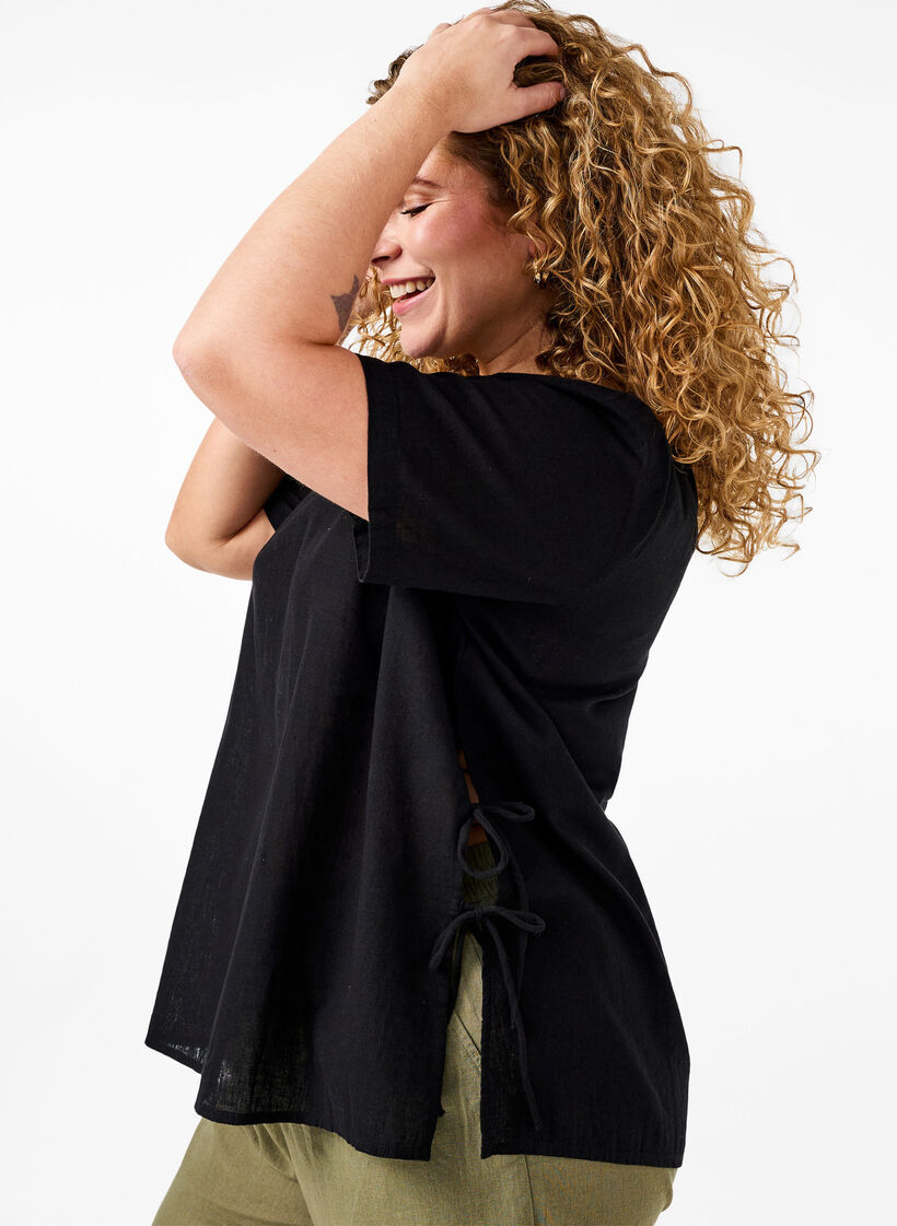 Blouse à manches courtes en mélange de coton et lin avec détail lacé, Black, Model image number 2
