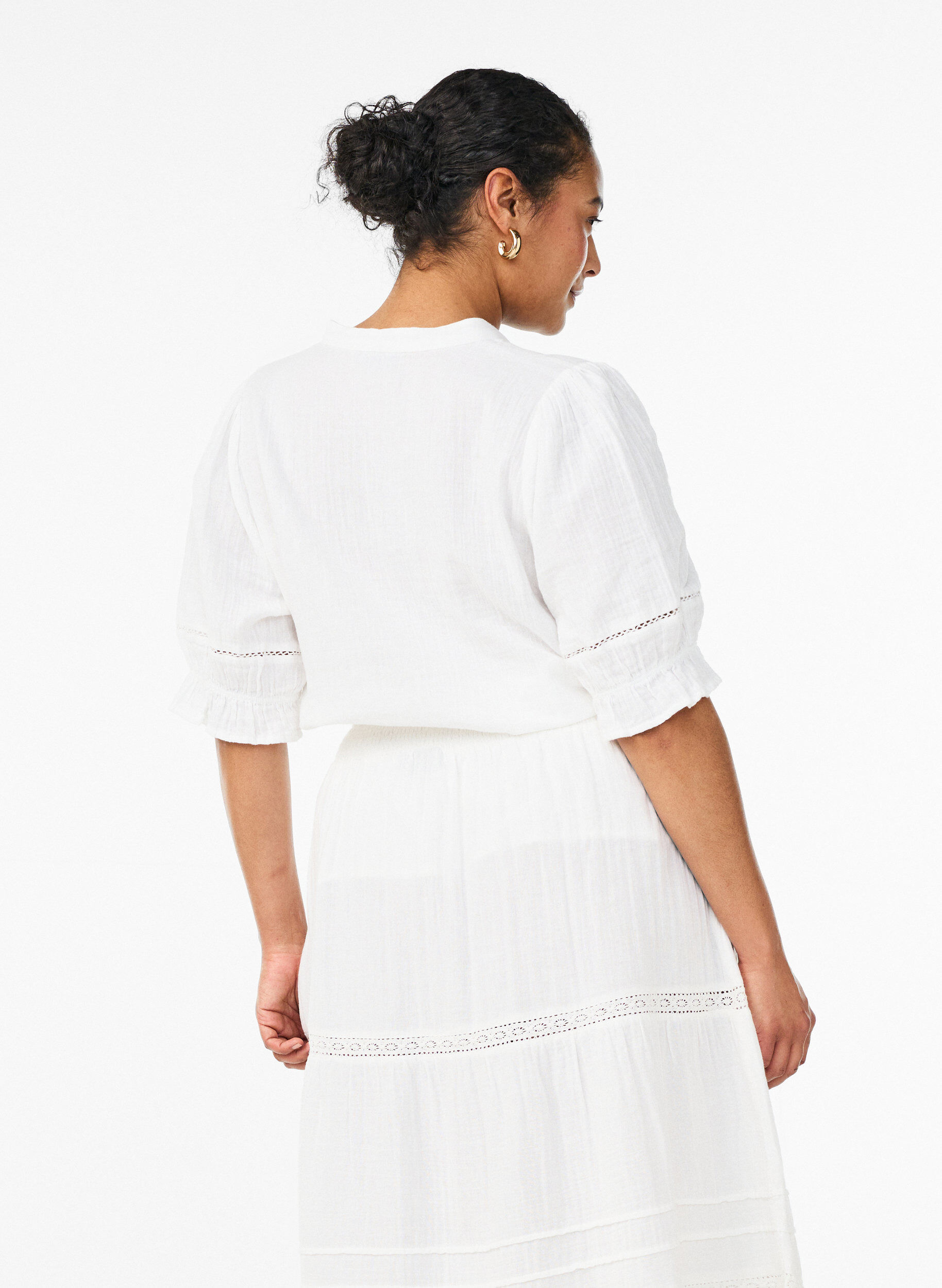 ZizziKurz&auml;rmelige Bluse aus Baumwoll-Musselin mit H&auml;kelbesatz, Wei&szlig;, Model image number 1