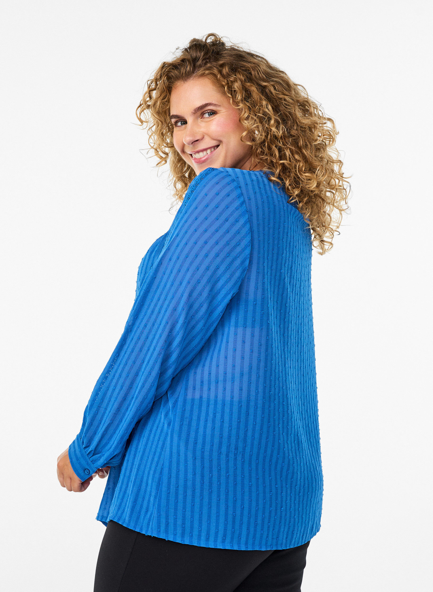 Zizzi Chemisier &agrave; pois textur&eacute;s et d&eacute;tails brod&eacute;s, Bleu, Model image number 2