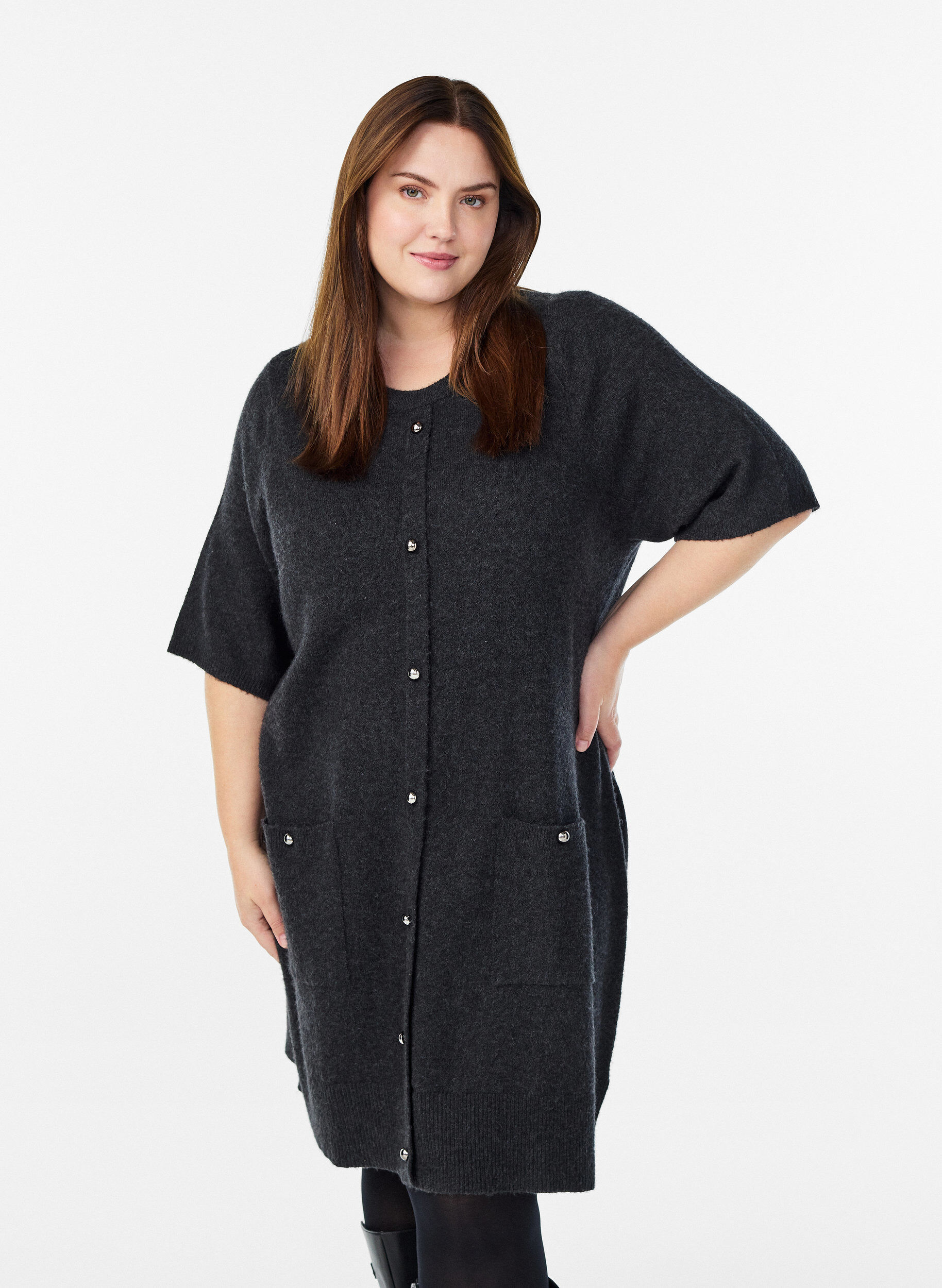 Robe courte en maille avec manches courtes et boutons boule, Gris anthracite, Model