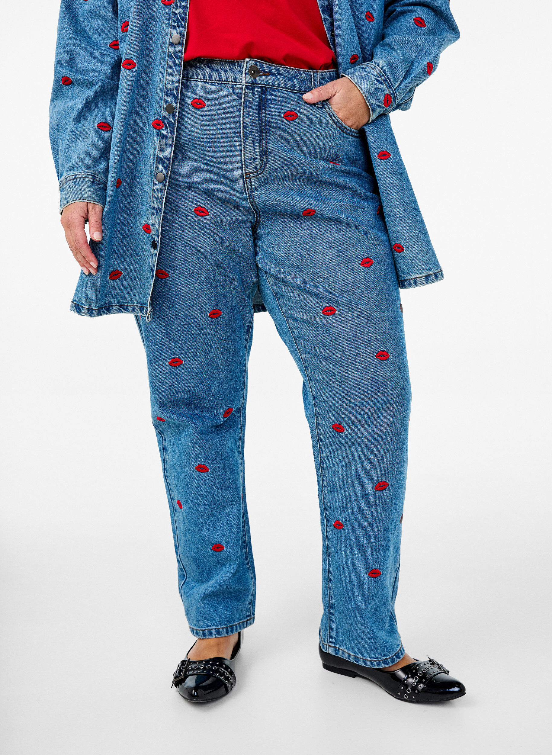 Zizzi Jean Gemma &agrave; taille haute et &agrave; d&eacute;cor l&egrave;vres, Bleu, Model image number 2