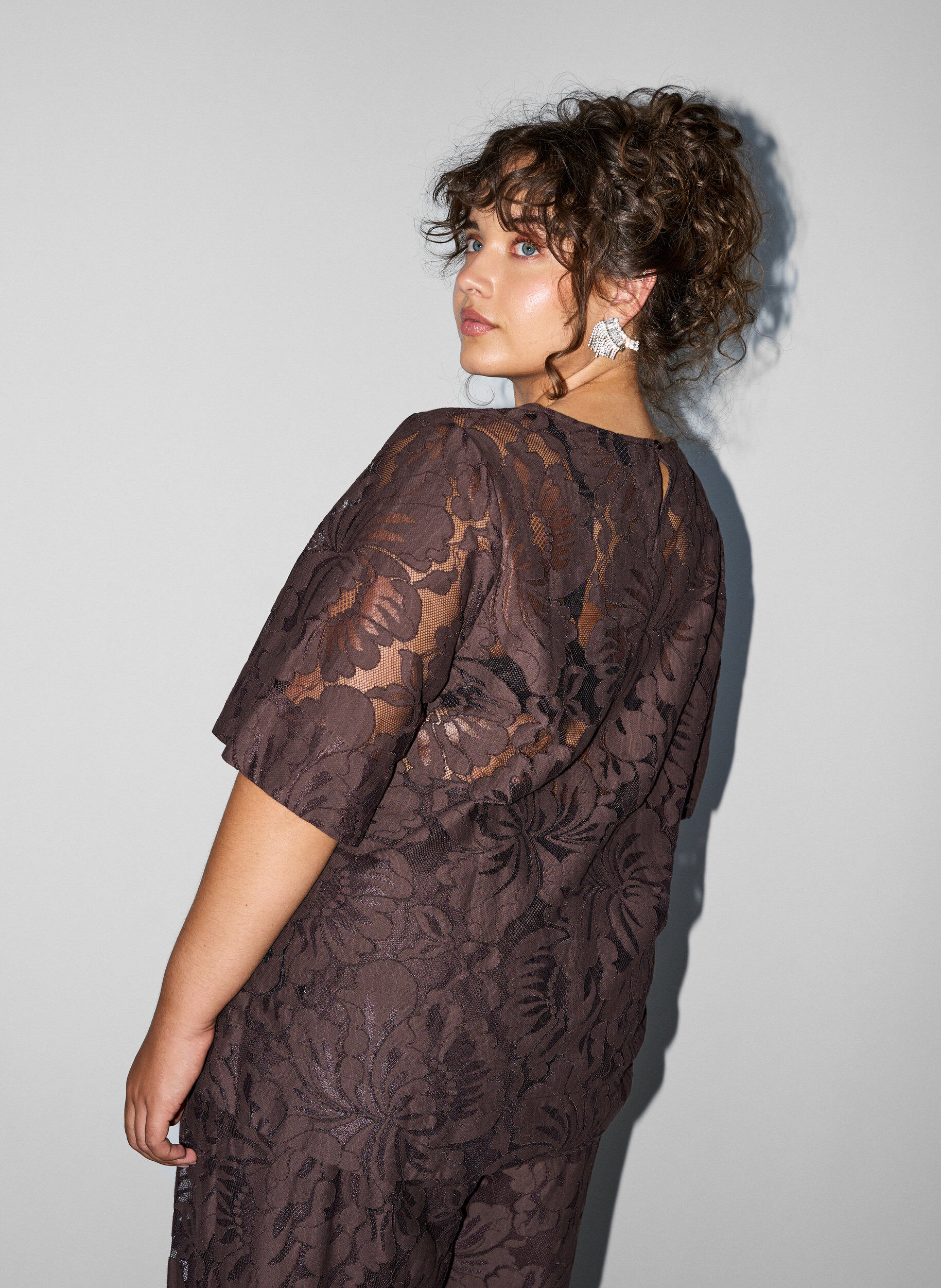 ZizziBluse aus Spitze mit kurzen &Auml;rmeln, Braun, Model image number 2