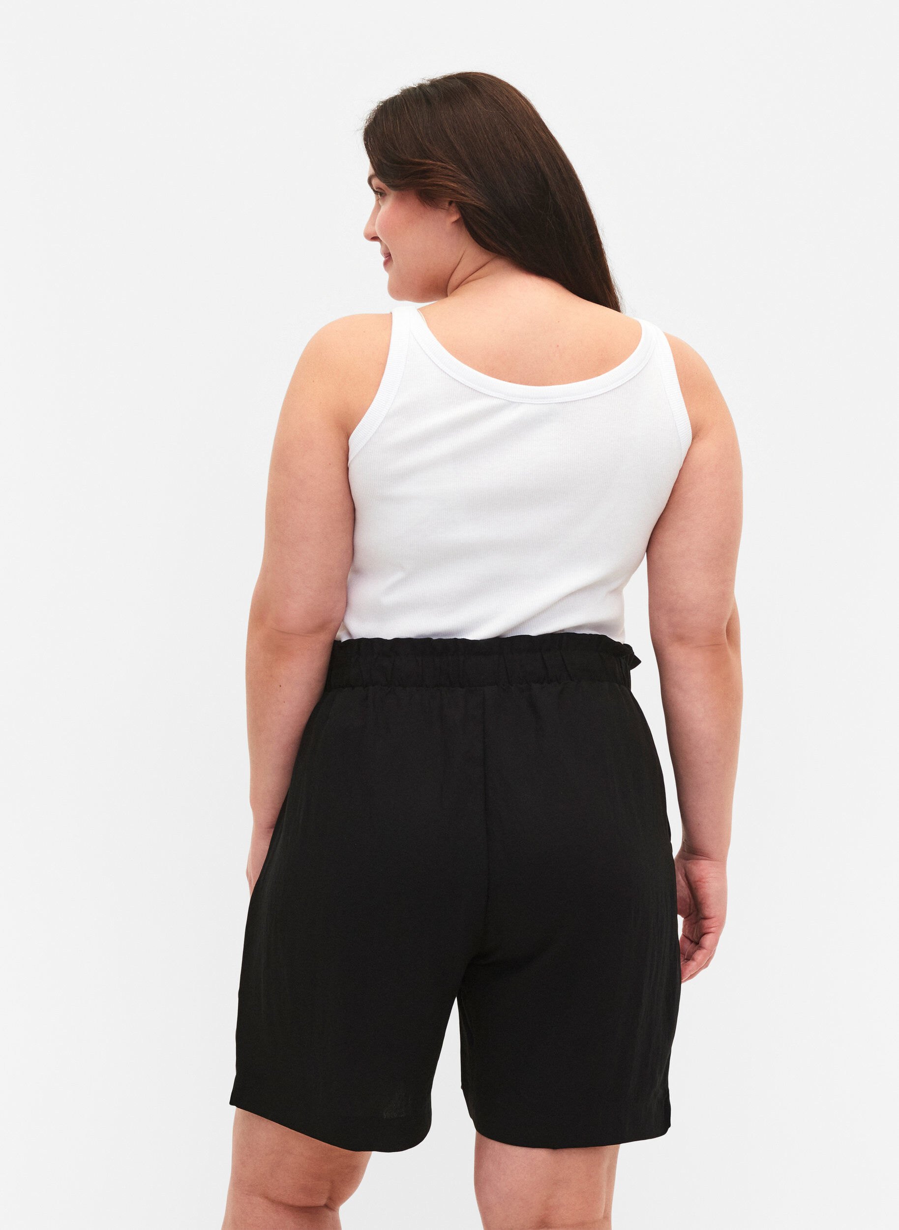 Zizzi Short ample en viscose, Black, Model image number 1