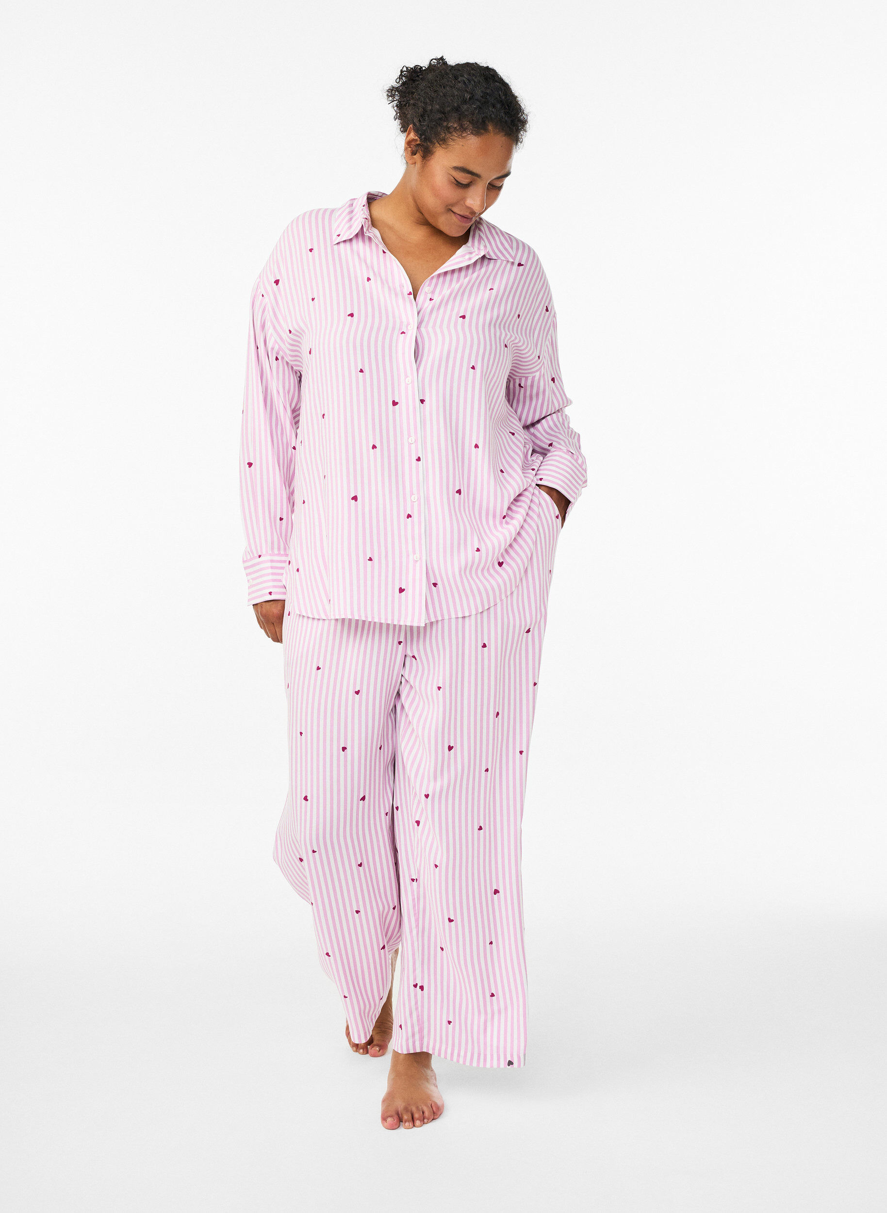 Zizzi Pantalon de nuit ample &agrave; rayures et c&oelig;urs, Rose, Model image number 0