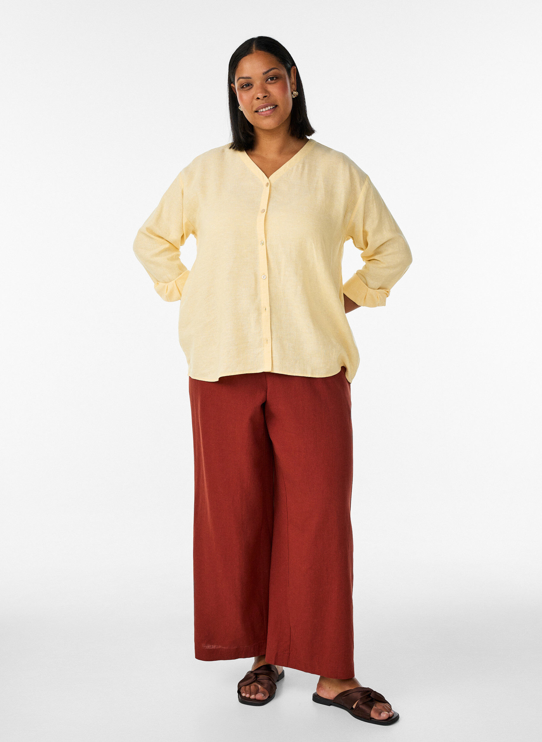 Hose aus Leinen und Viskose mit weitem Bein, Rot, Model