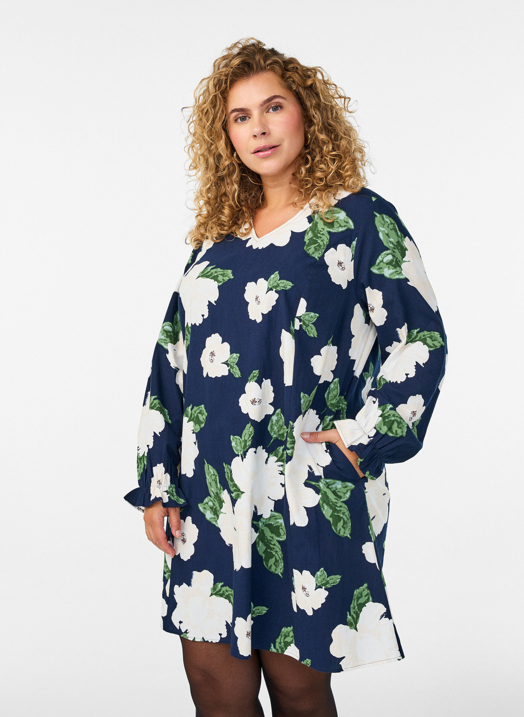 Zizzi Robe courte en coton avec col V et manches longues, Bleu, Model image number 0