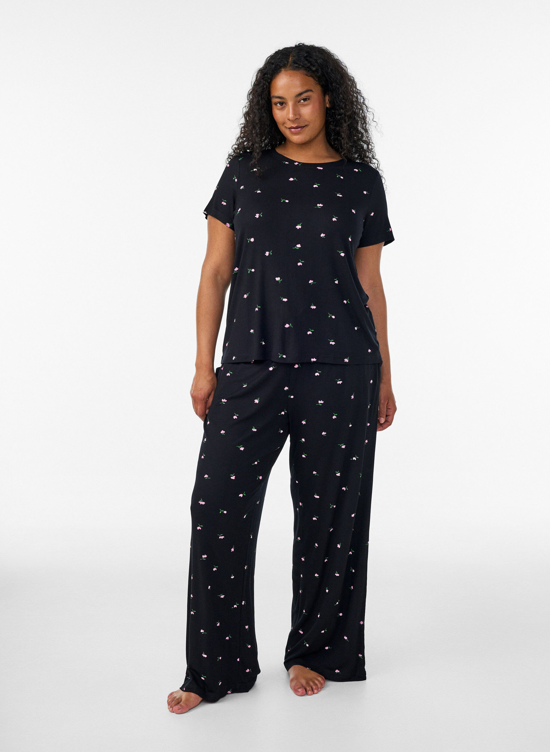 Pyjamahose mit Rippstruktur und gebl&uuml;mtem Print, Schwarz, Model