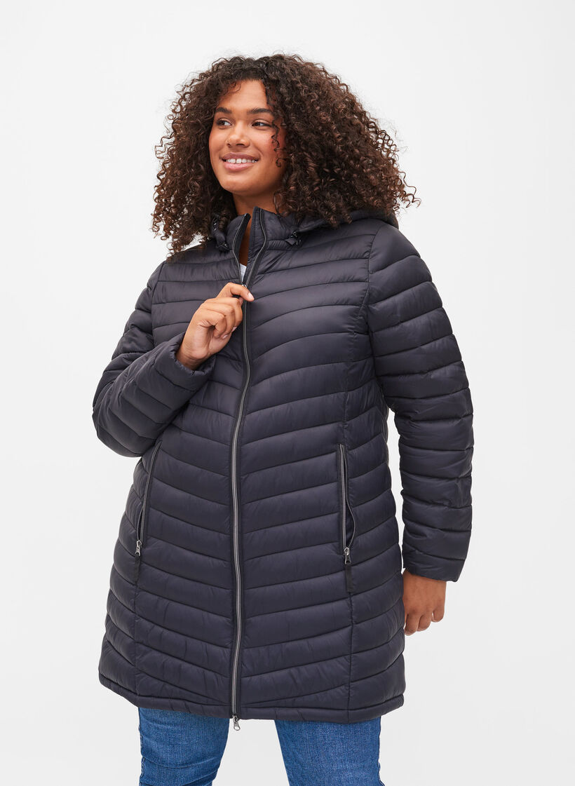 Veste l&eacute;g&egrave;re avec des poches et une capuche d&eacute;tachable, Noir, Model image number 0