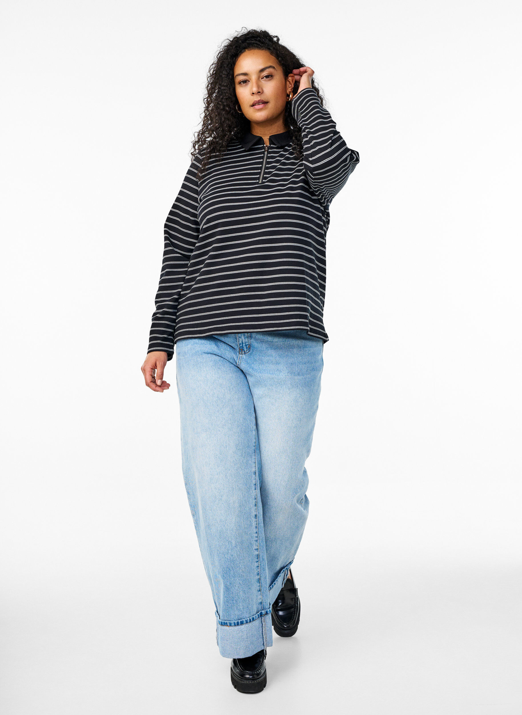 Zizzi Polo ray&eacute; avec fermeture &eacute;clair, Noir, Model image number 1