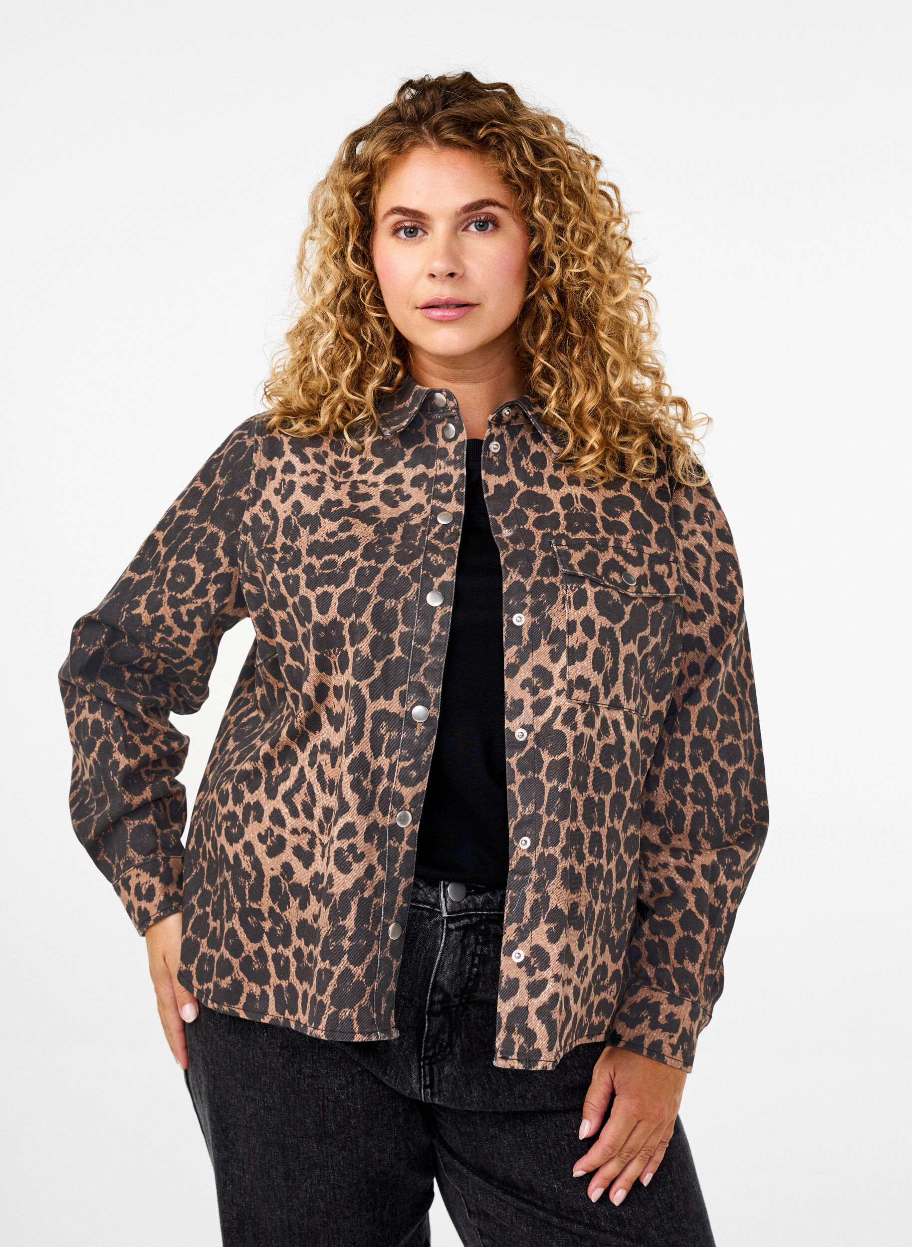 Zizzi Canvas-Jacke mit Leopardenmuster, Leo AOP, Model image number 0