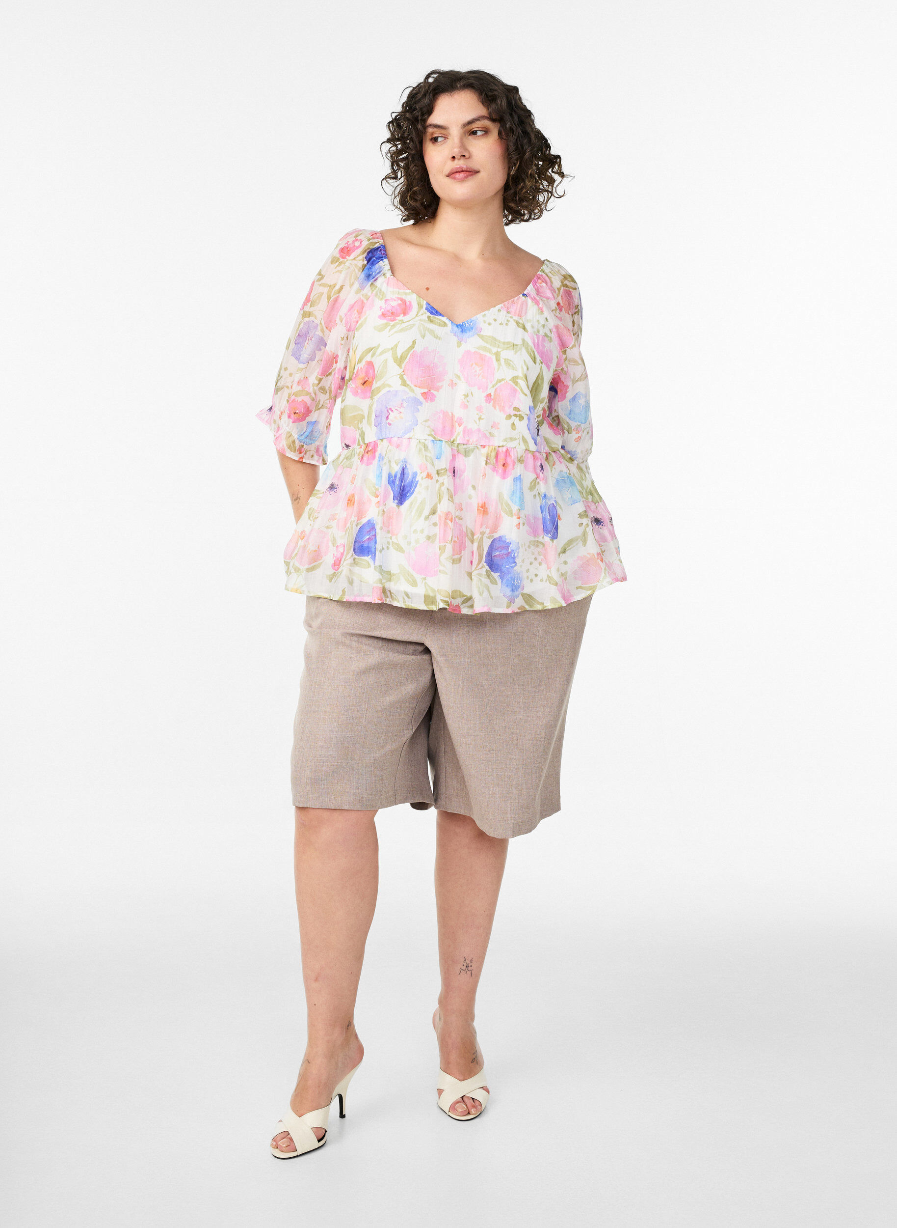 Zizzi Bluse aus Lyocell mit Blumenprint und Herzausschnitt, Wei&szlig;, Model image number 1