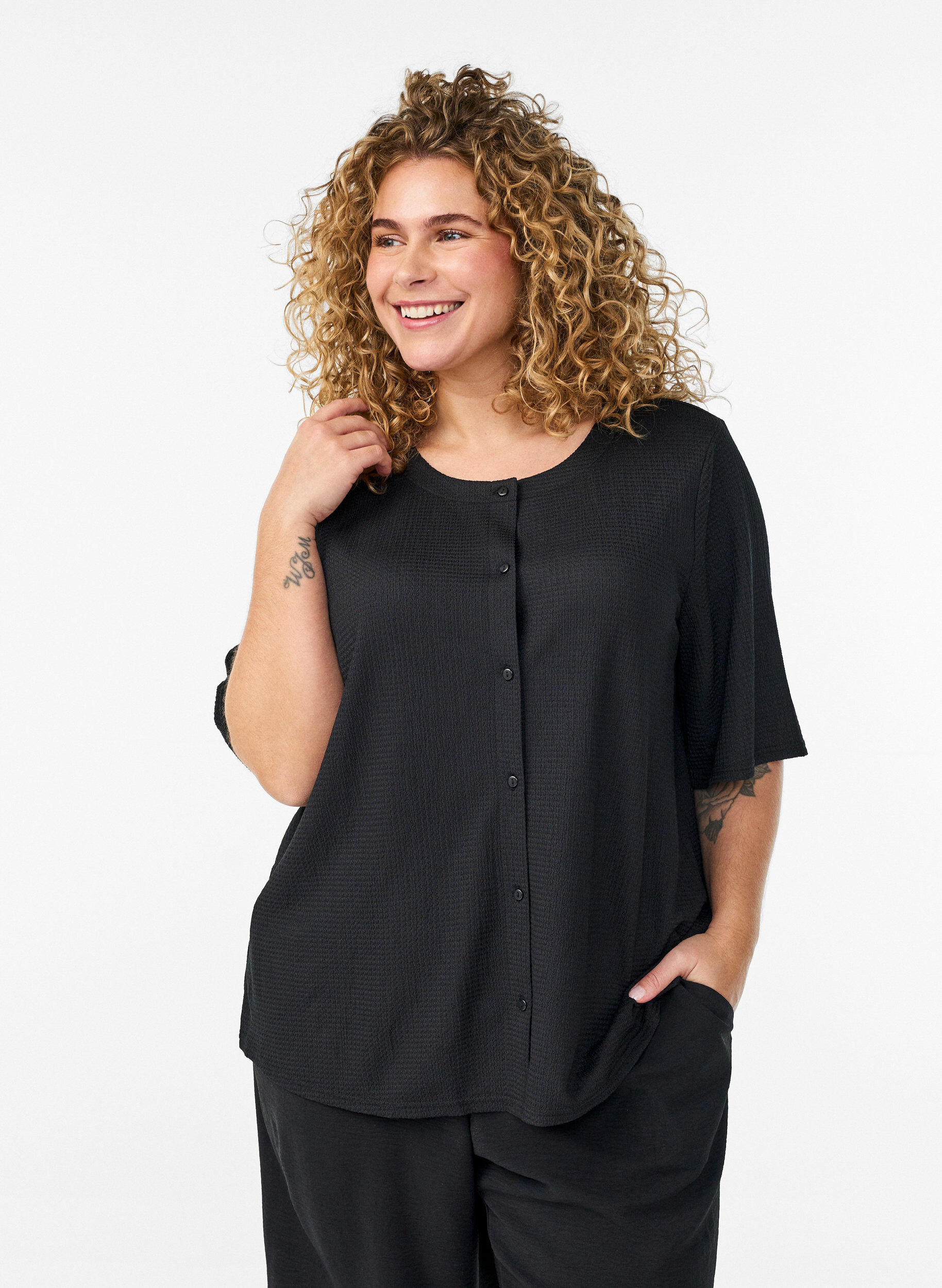 Zizzi Kurz&auml;rmelige Bluse mit Struktur und Knopfleiste, Schwarz, Model image number 0