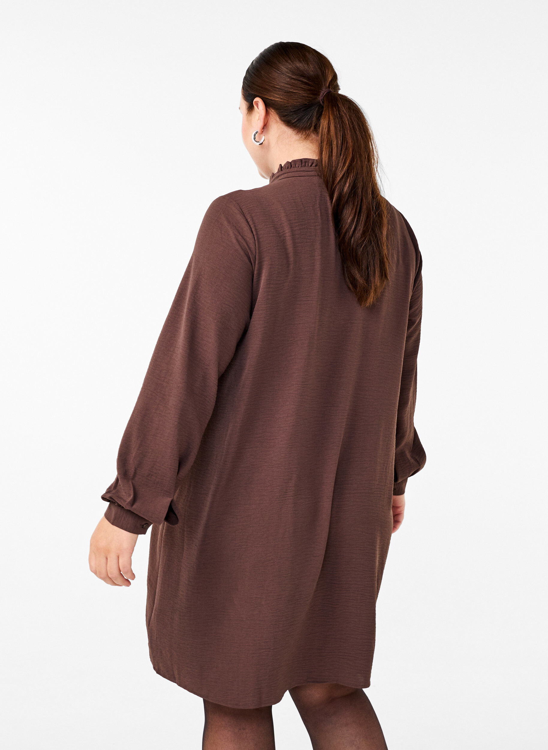 Zizzi Robe &agrave; manches longues avec d&eacute;tails volant&eacute;s, Chocolate Martini, Model image number 1