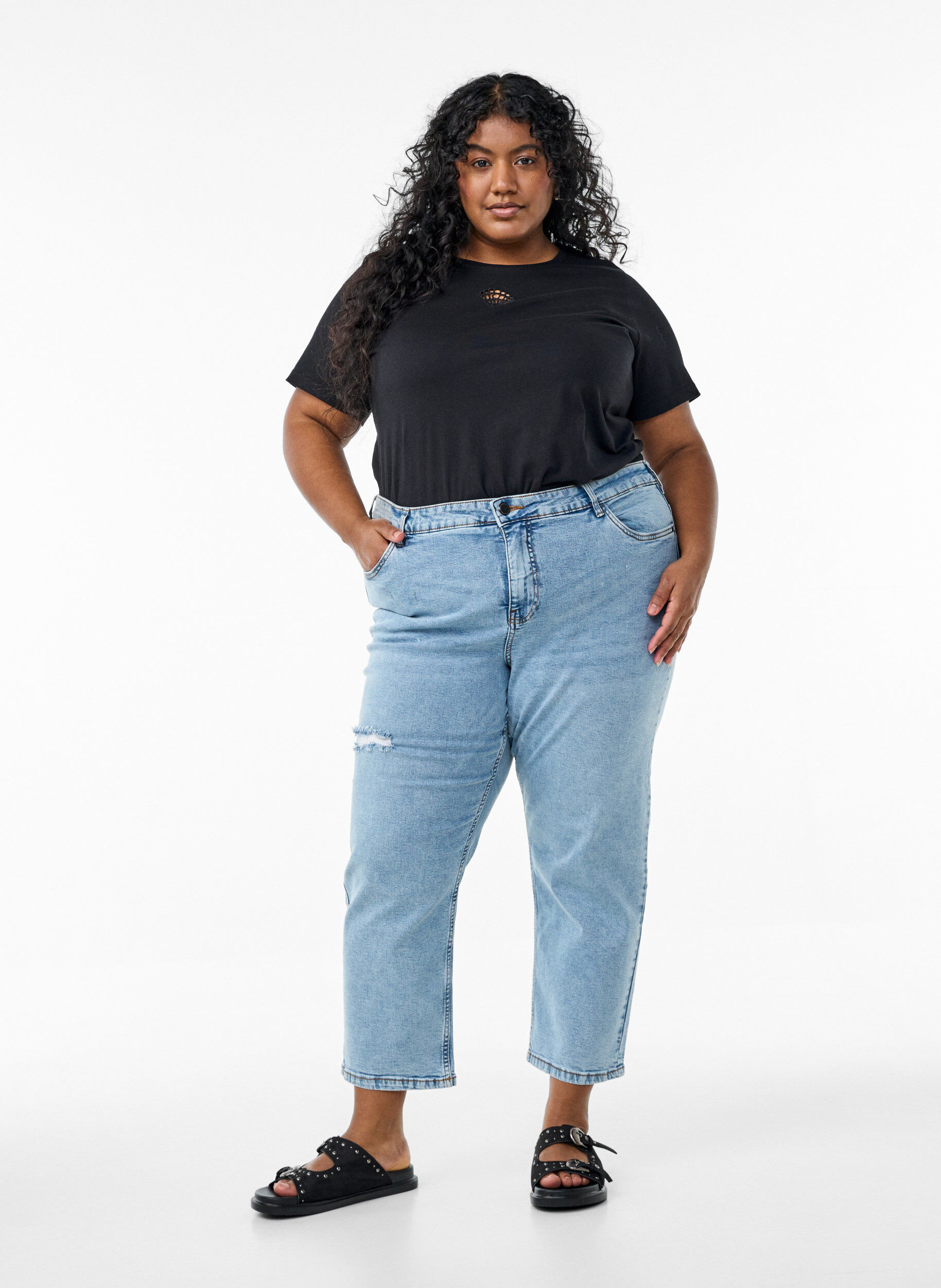 Zizzi T-shirt avec d&eacute;tails d&eacute;coratifs, Noir, Model image number 1