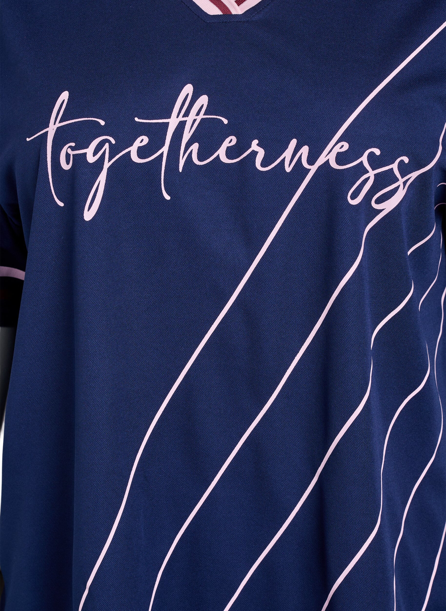 Zizzi T-shirt sportif avec des rayures et un motif avec du texte, Bleu, Packshot image number 2