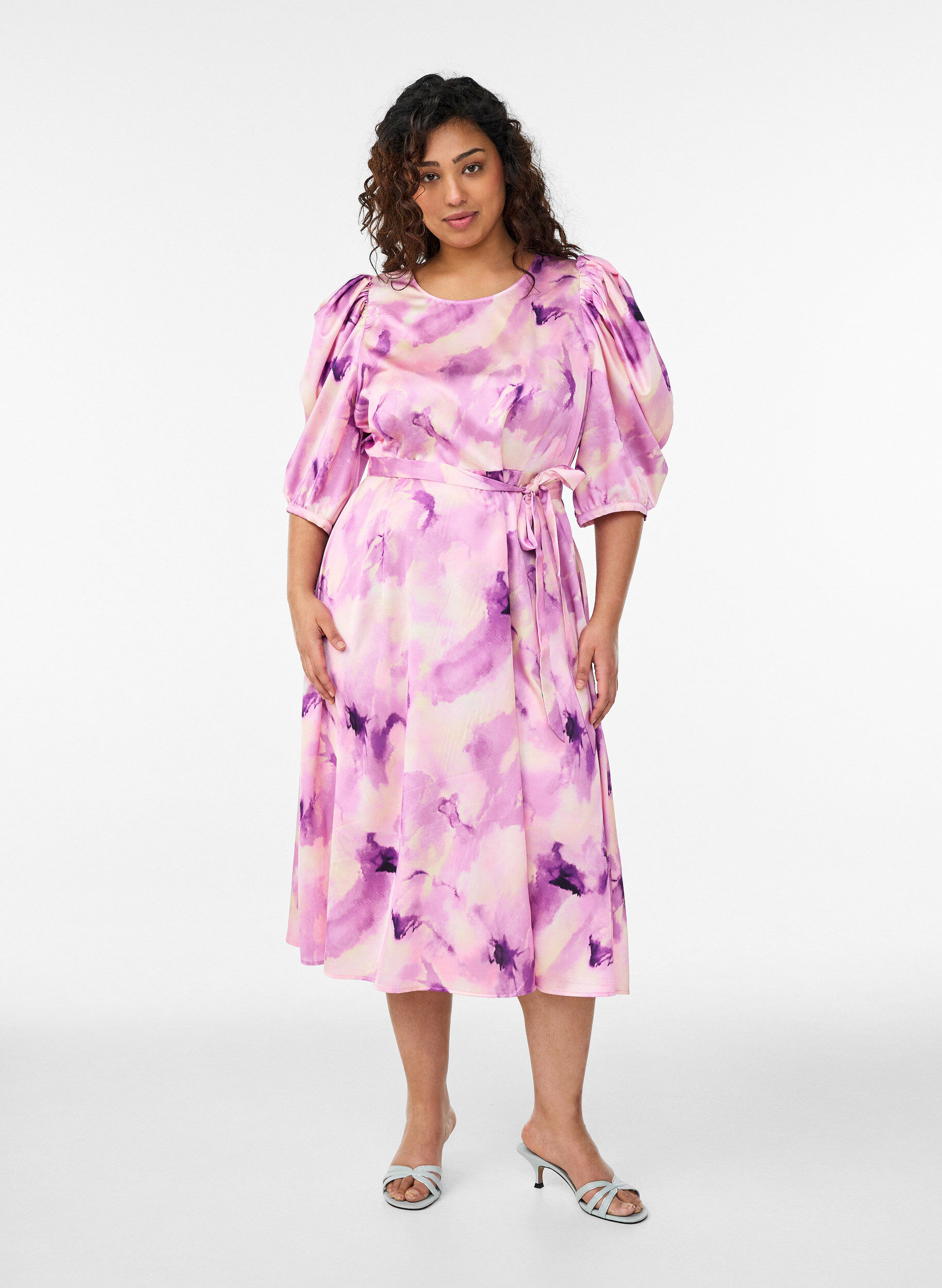 Partykleid mit kurzen &Auml;rmeln und Bindeg&uuml;rtel, Lila, Model
