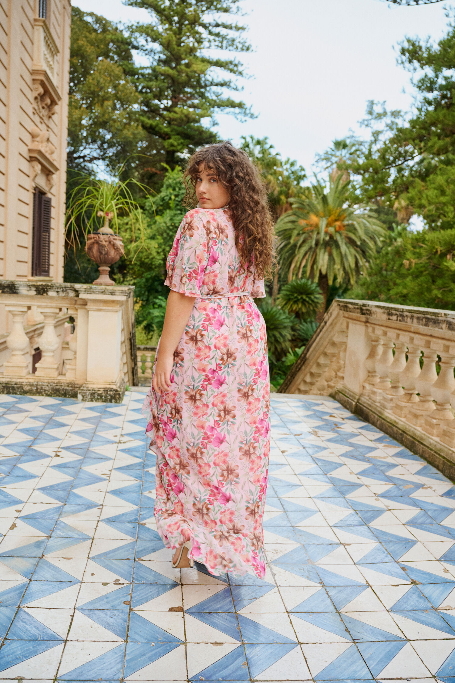 Zizzi Gebl&uuml;mtes Kleid mit V-Ausschnitt, , Model